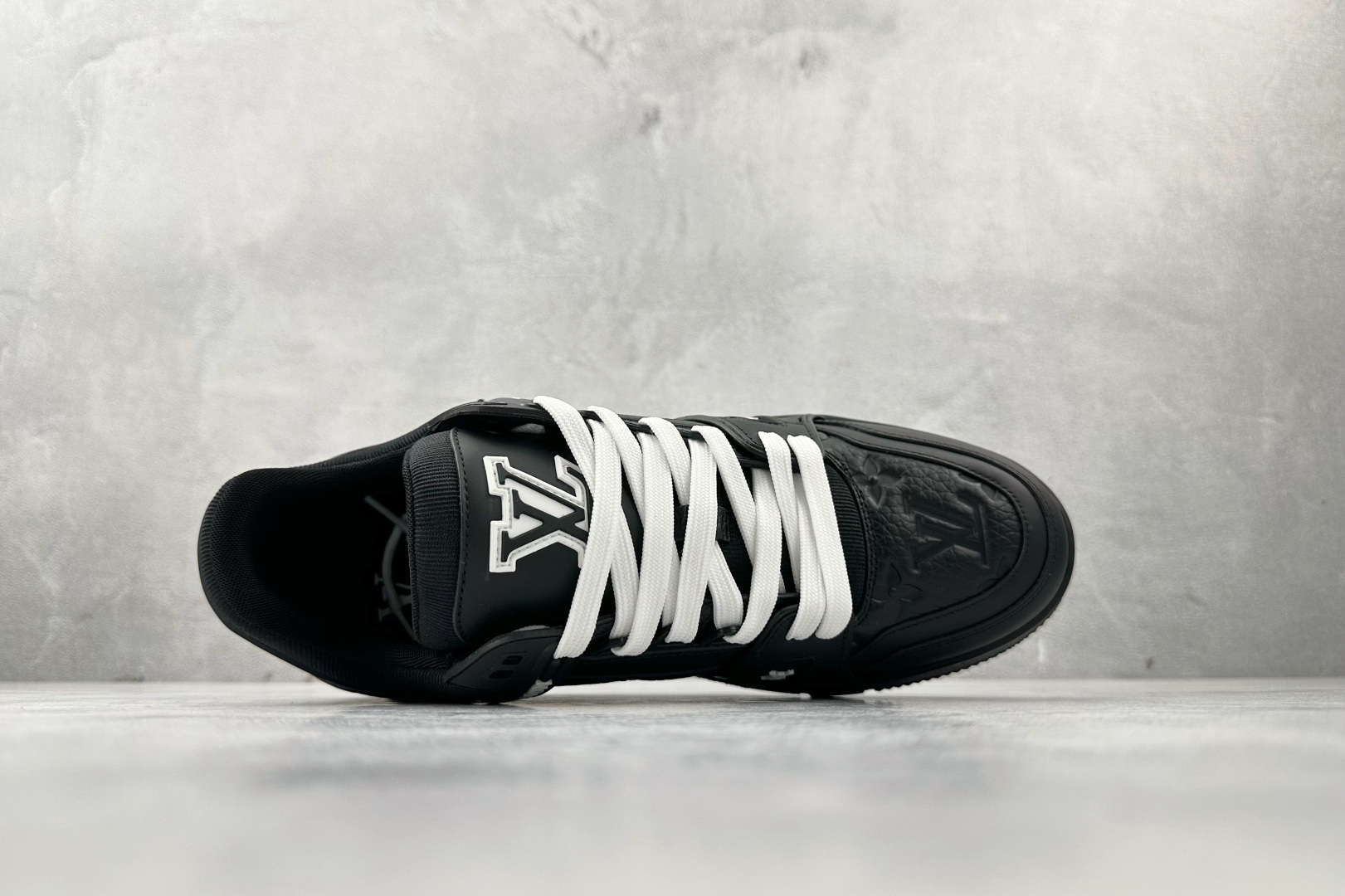 430 LOUIS VUITTTrainer 黑色 1AAREW