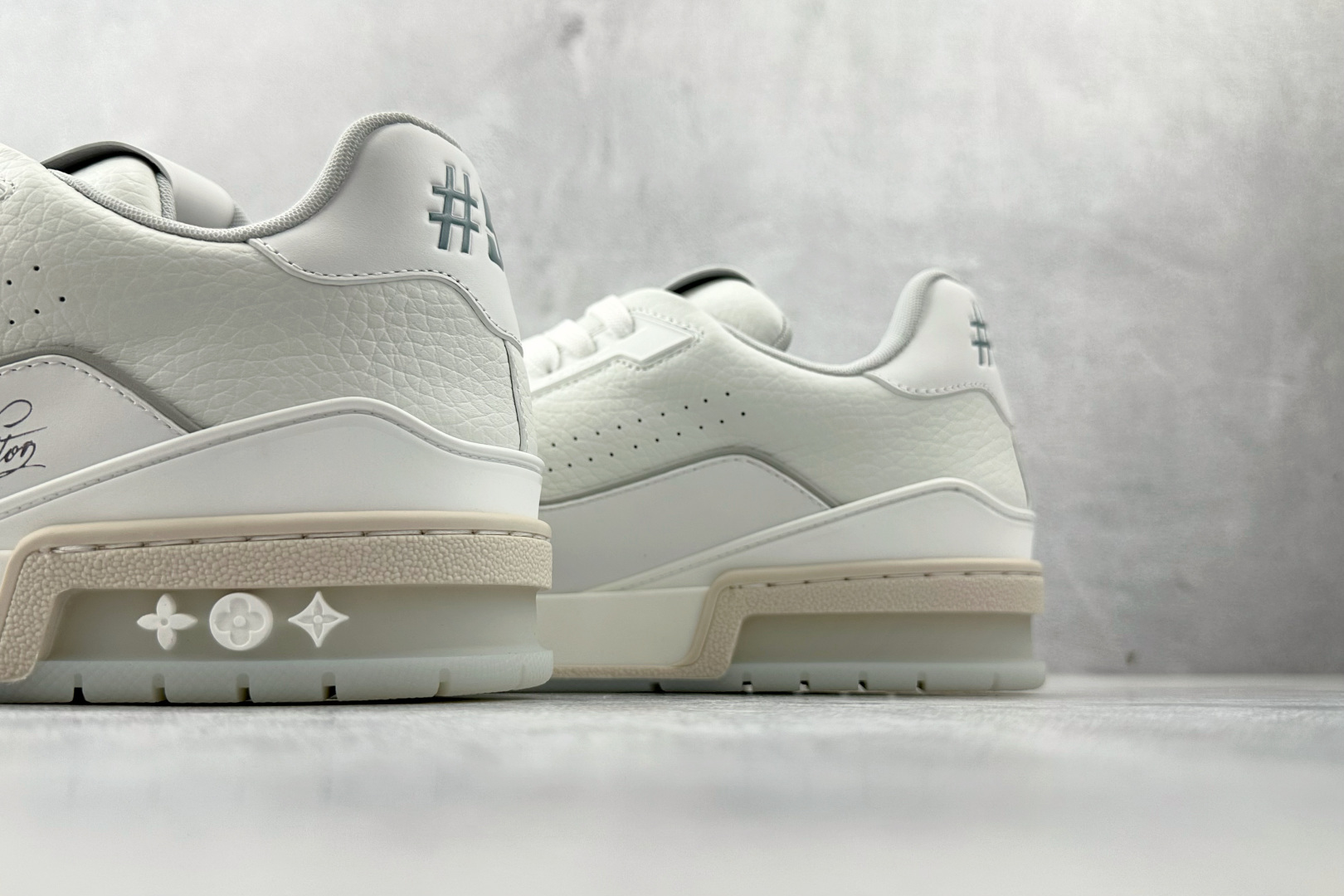 430 LOUIS VUITTTrainer 白色 1A9UP5