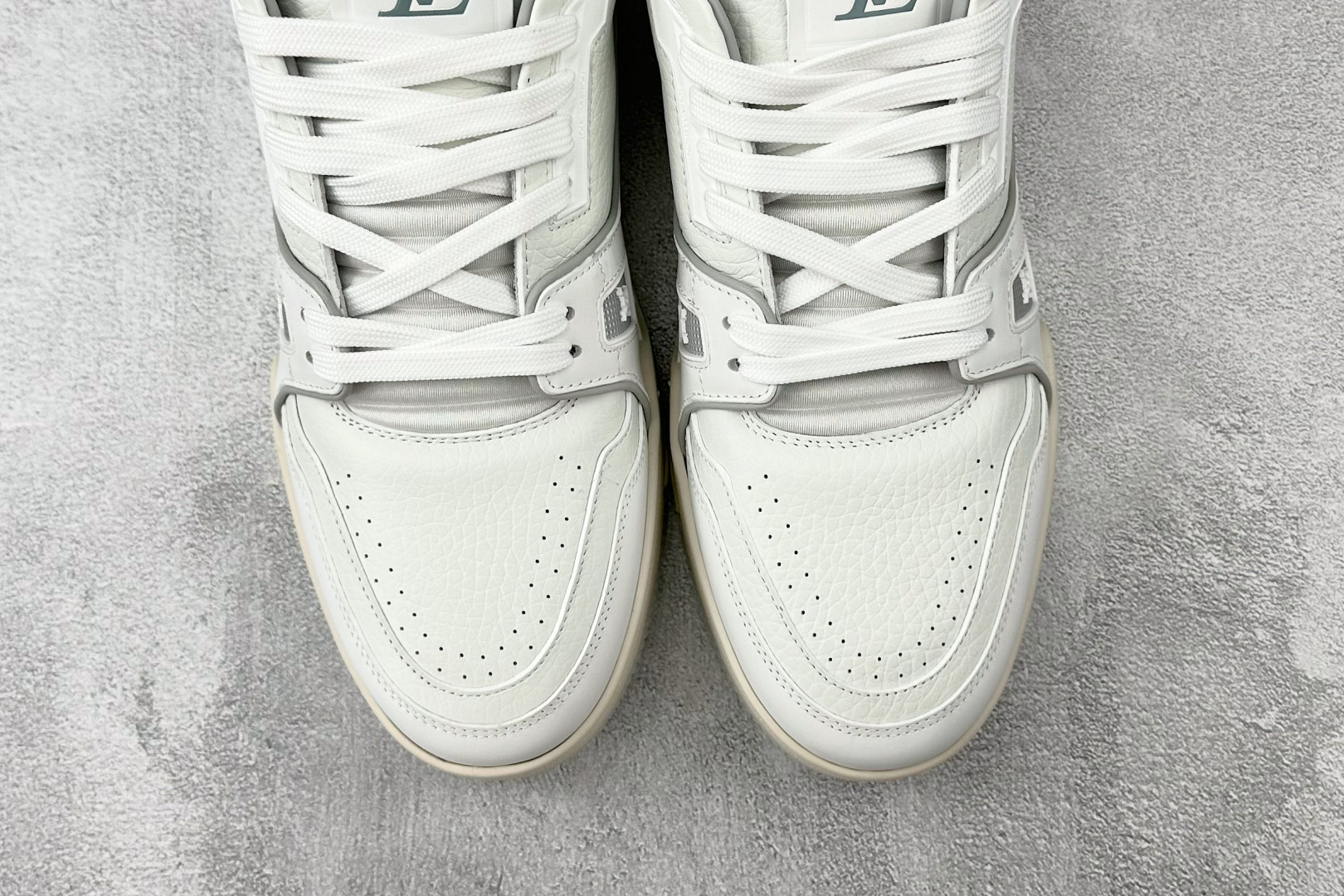 430 LOUIS VUITTTrainer 白色 1A9UP5