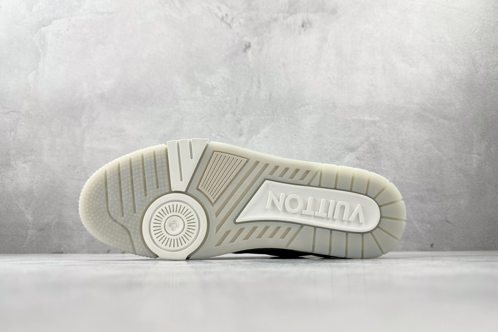 430 LOUIS VUITTTrainer 白色 1A9UP5