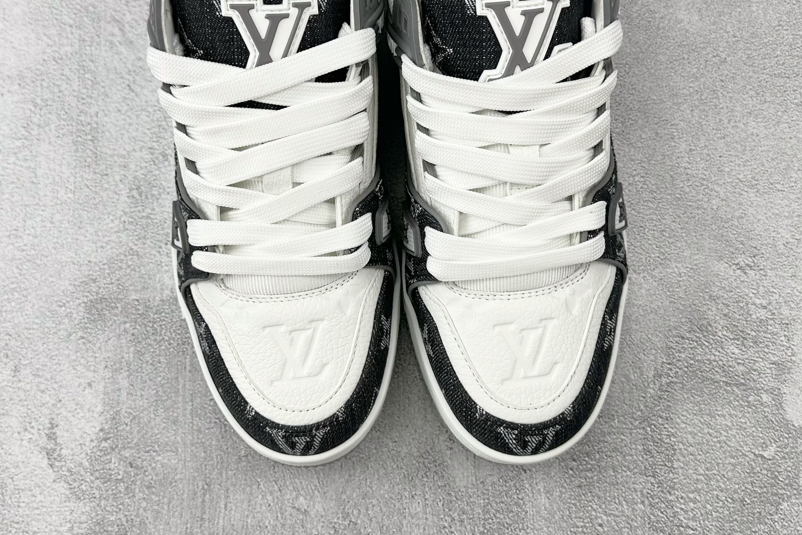 430 LOUIS VUITTTrainer 灰白色 1ADH2W