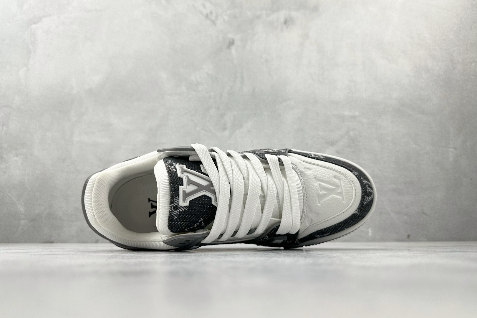 430 LOUIS VUITTTrainer 灰白色 1ADH2W