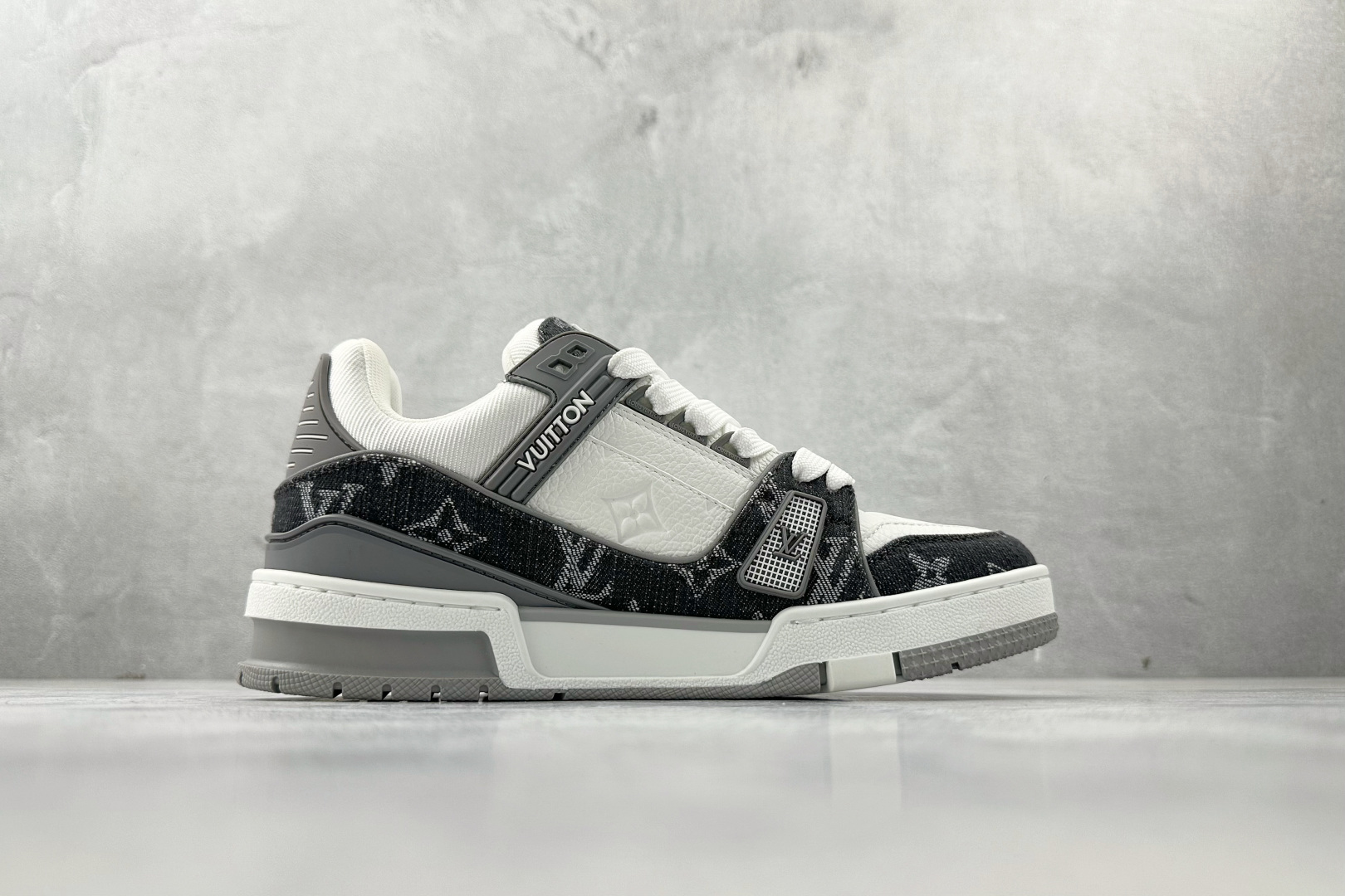 430 LOUIS VUITTTrainer 灰白色 1ADH2W