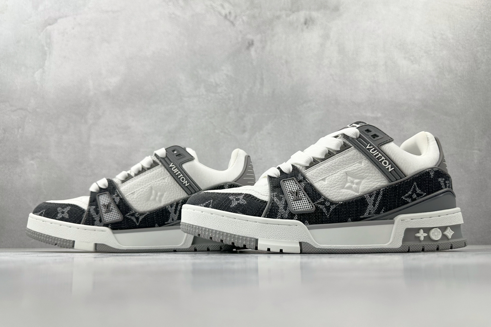 430 LOUIS VUITTTrainer 灰白色 1ADH2W