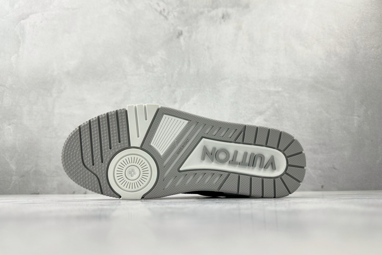 430 LOUIS VUITTTrainer 灰白色 1ADH2W