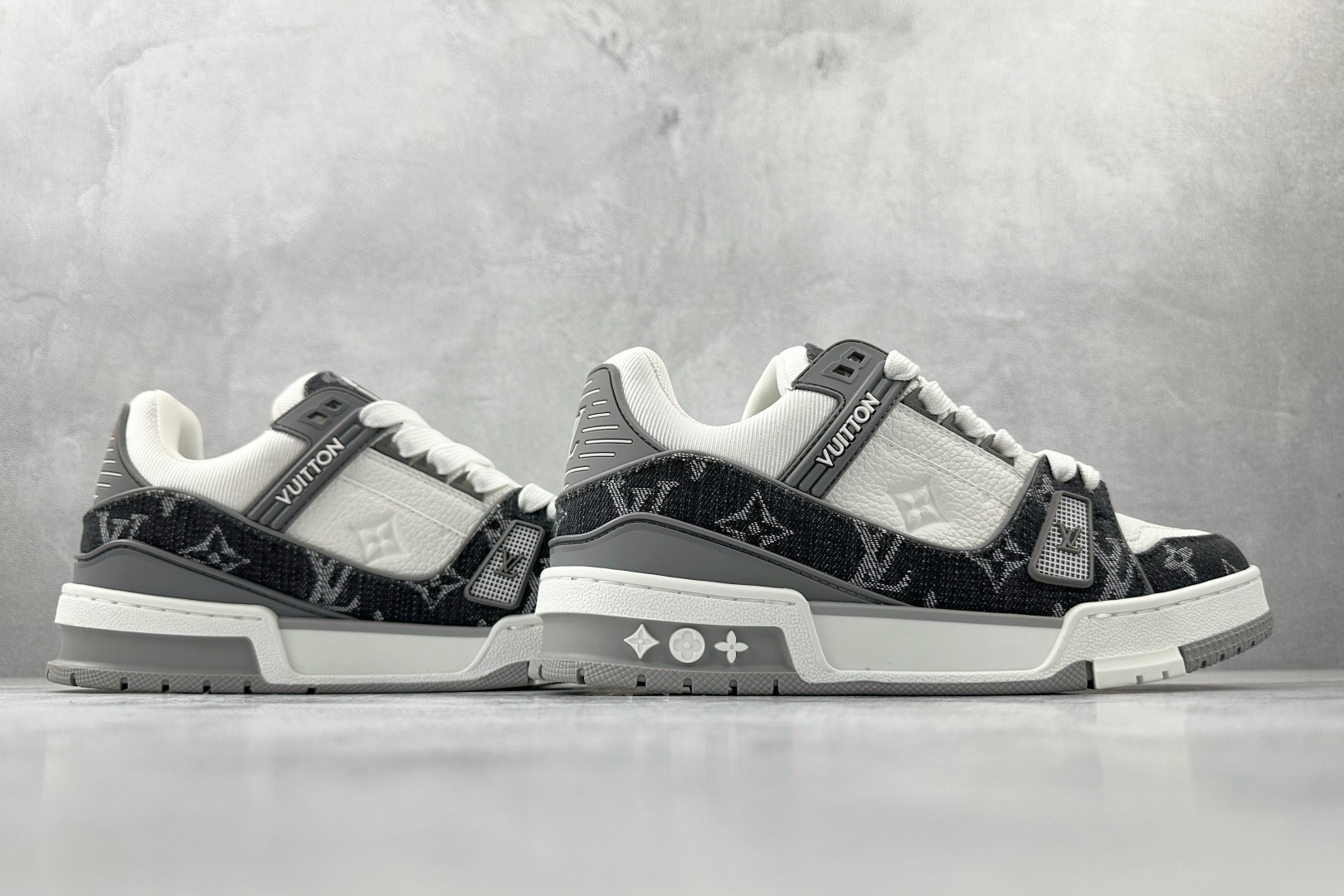 430 LOUIS VUITTTrainer 灰白色 1ADH2W