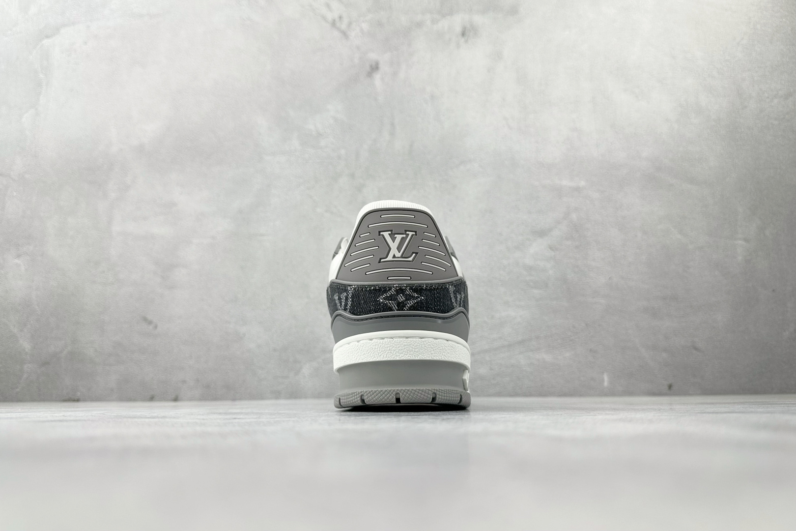 430 LOUIS VUITTTrainer 灰白色 1ADH2W