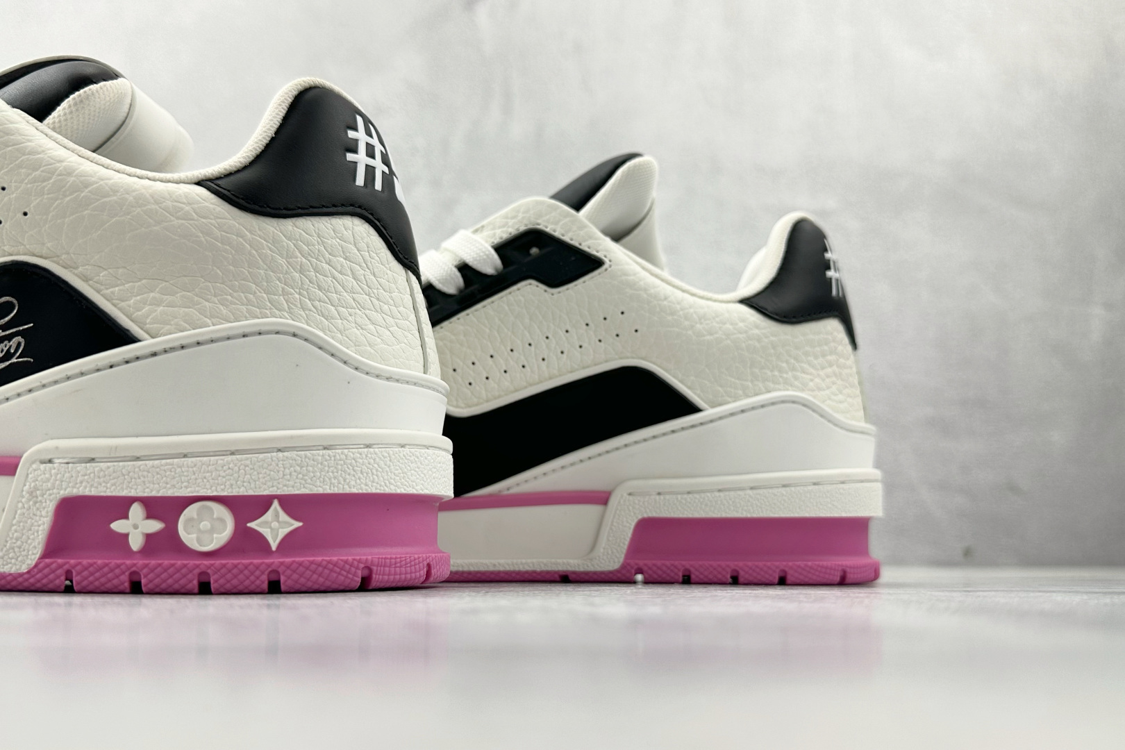 430 LOUIS VUITTTrainer 粉色 1ADF3L