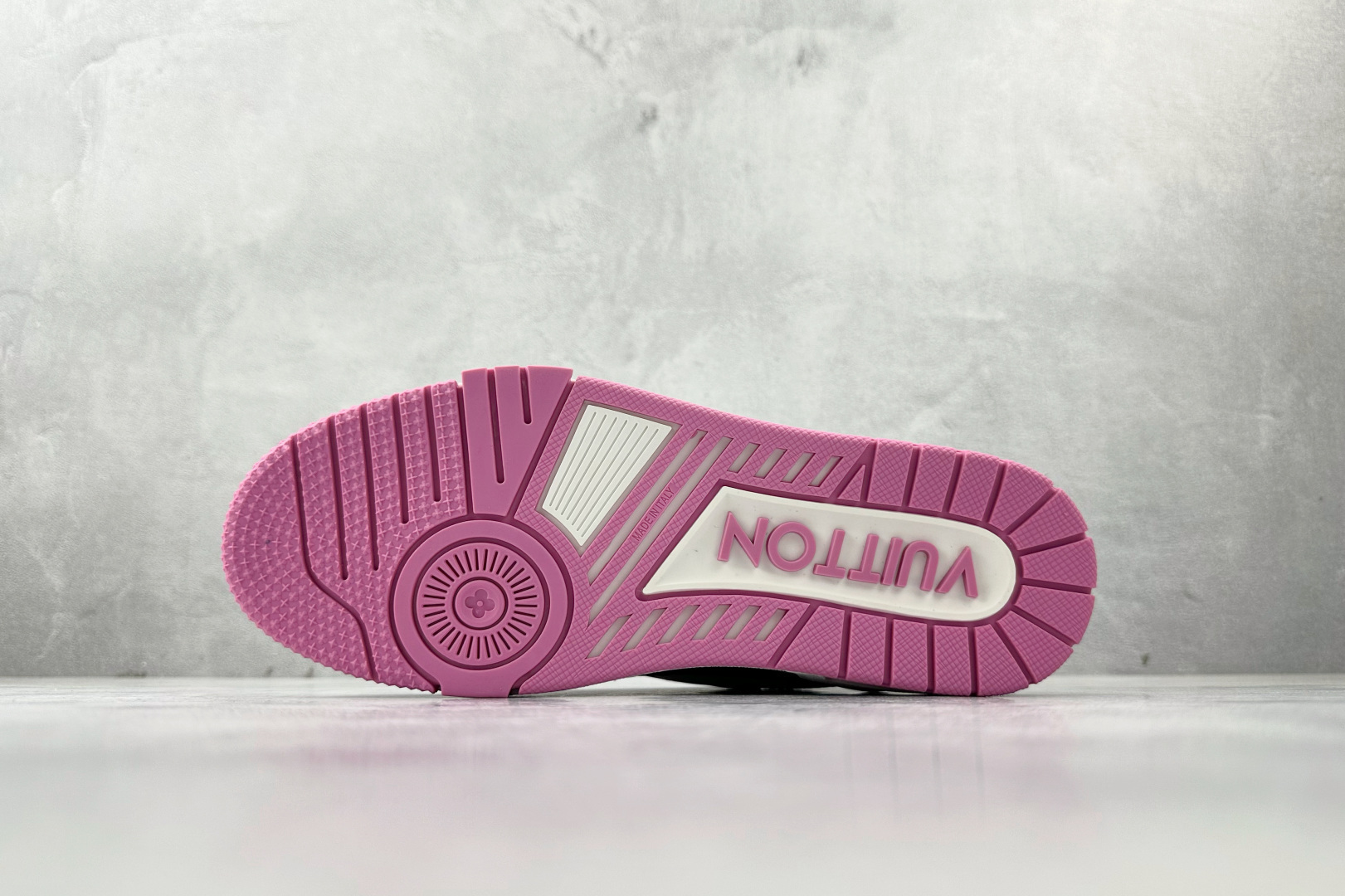 430 LOUIS VUITTTrainer 粉色 1ADF3L