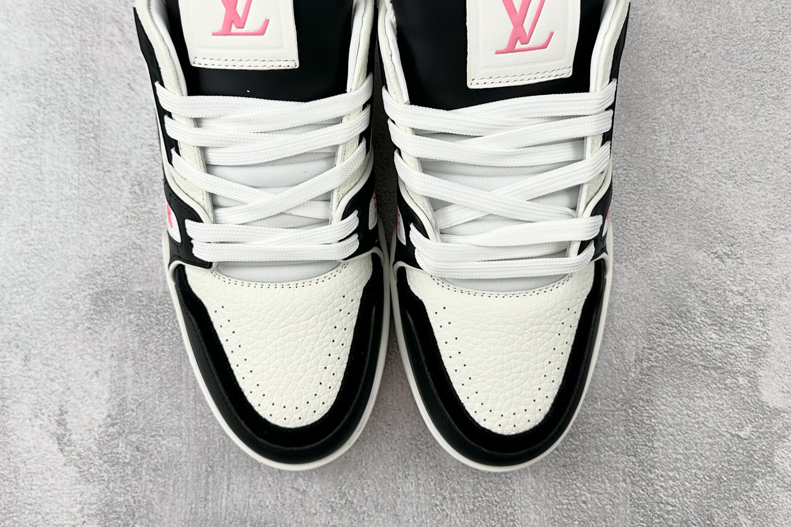 430 LOUIS VUITTTrainer 粉色 1ADF3L