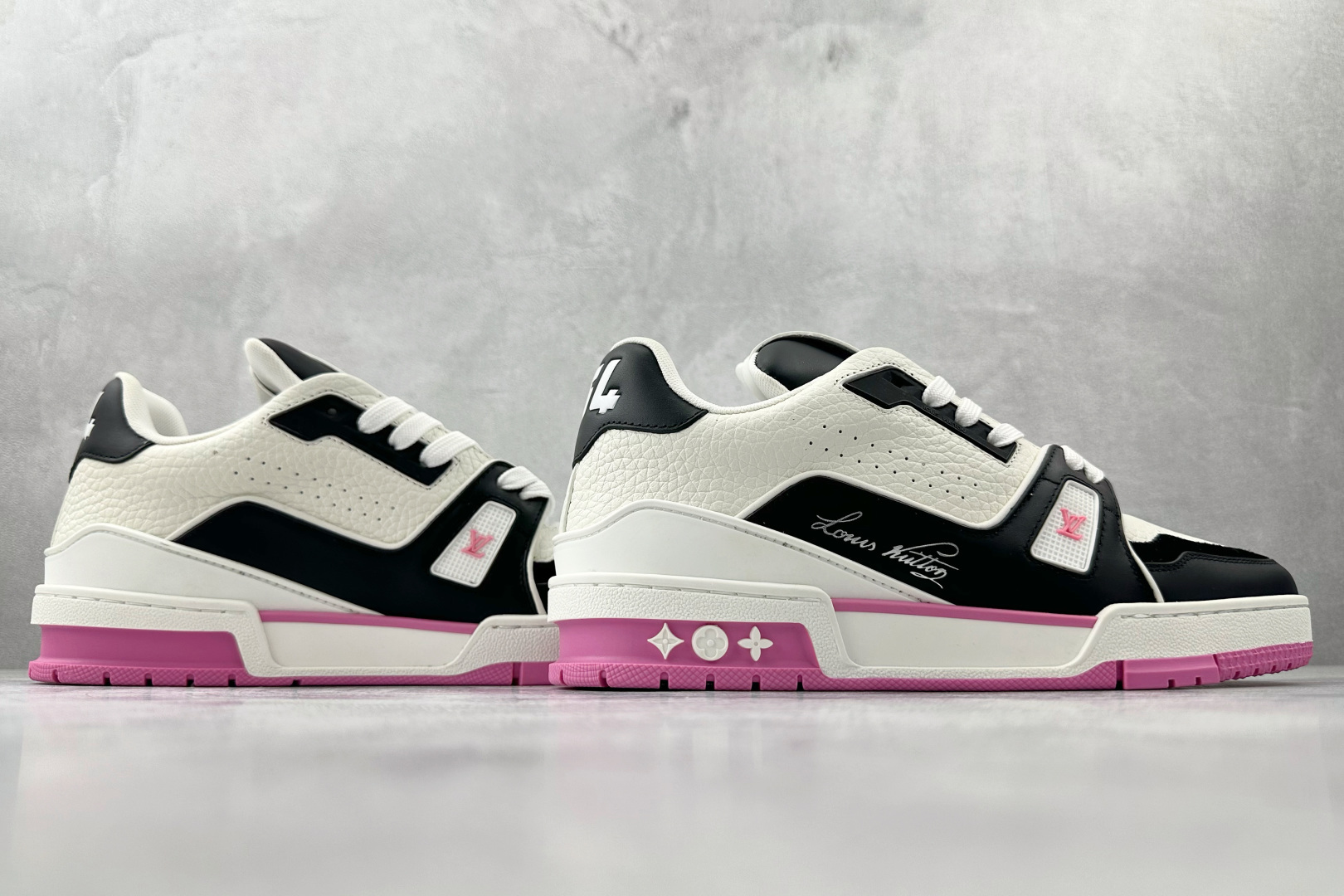 430 LOUIS VUITTTrainer 粉色 1ADF3L