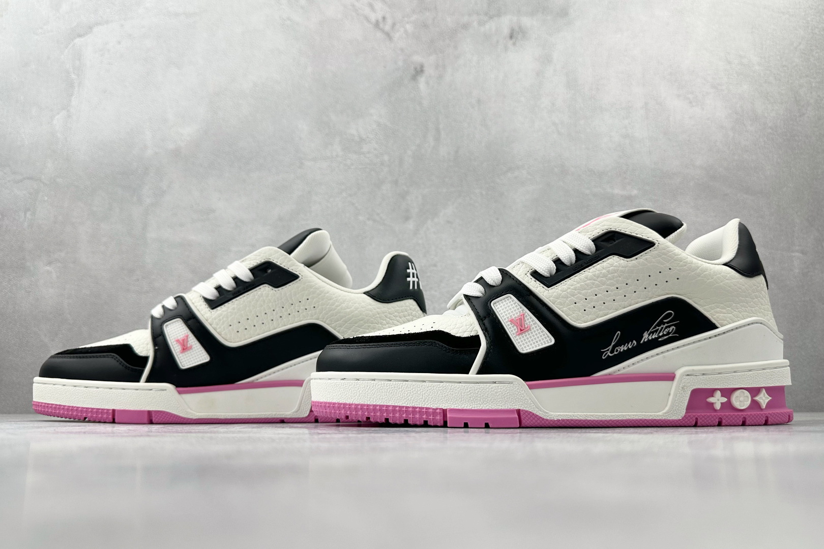 430 LOUIS VUITTTrainer 粉色 1ADF3L