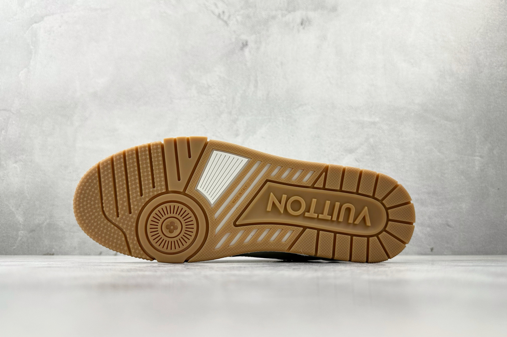 430 LOUIS VUITTTrainer 白色 全新压花 1AHTS7