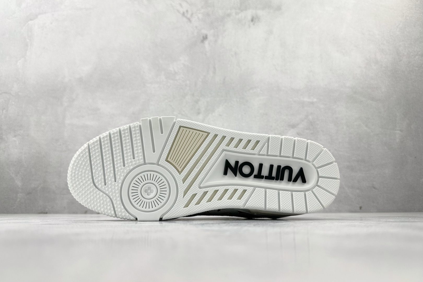 430 LOUIS VUITTx 村上隆/Takashi Murakami Trainer 白色 1AHEKG