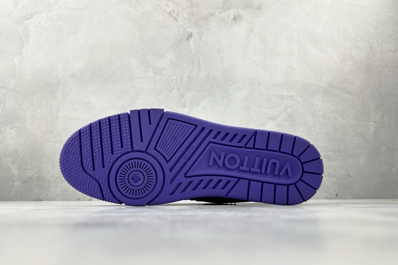 430 LOUIS VUITTTrainer 紫色 全新压花 1ADHAE