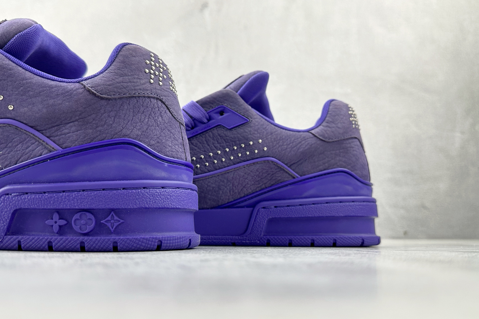 430 LOUIS VUITTTrainer 紫色 全新压花 1ADHAE