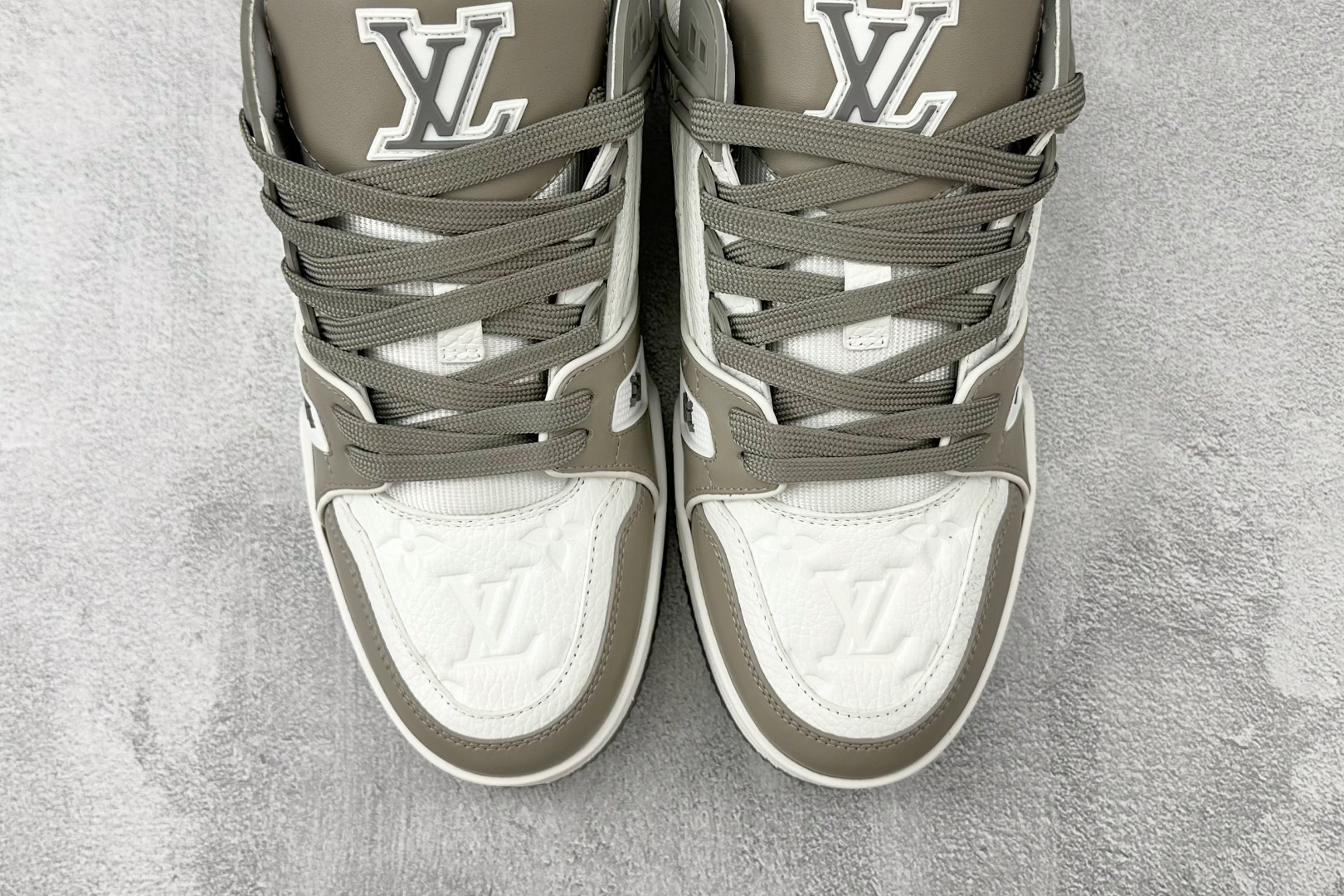 430 LOUIS VUITTTrainer 灰白 全新压花 1A8KB8