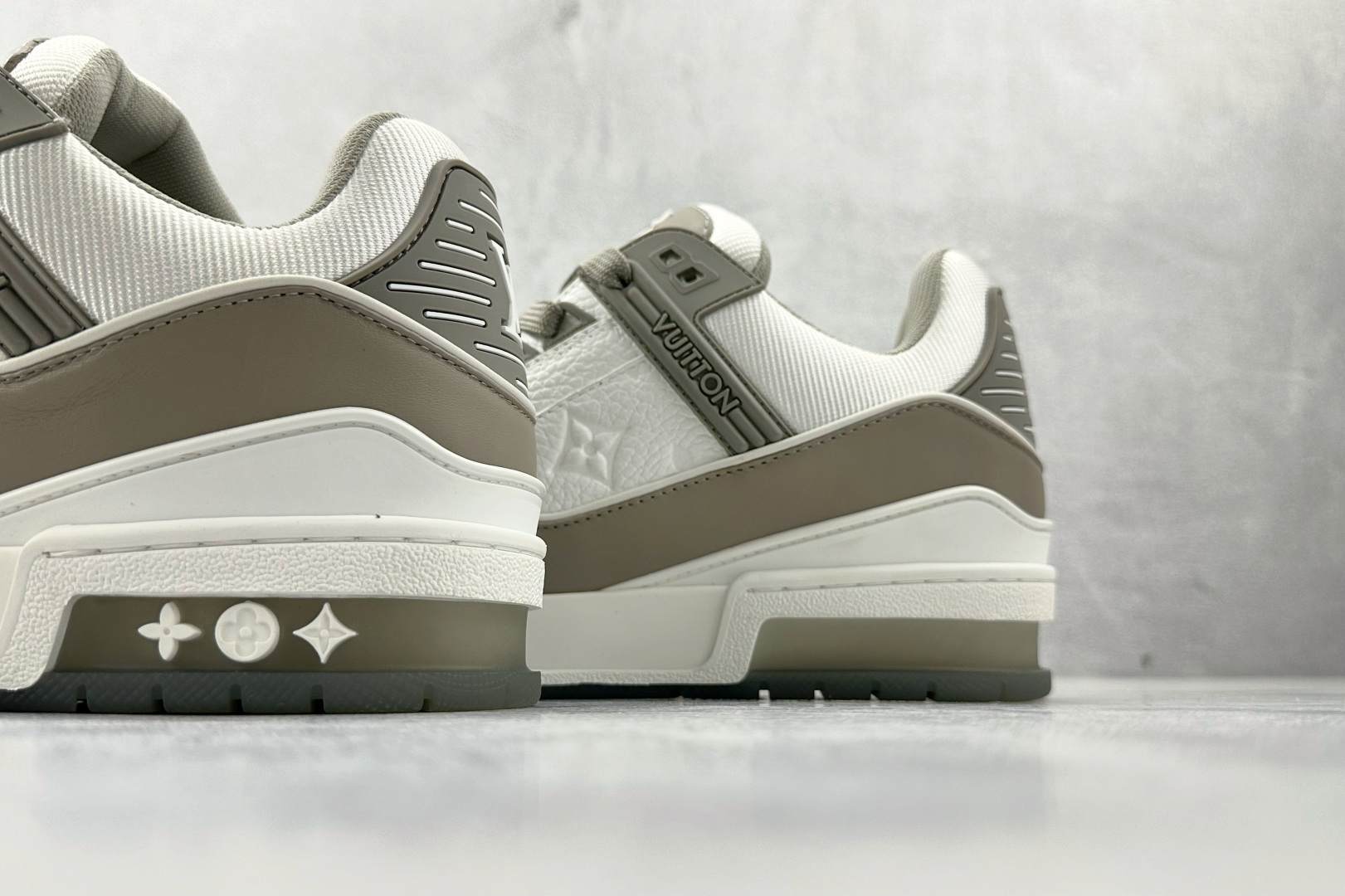 430 LOUIS VUITTTrainer 灰白 全新压花 1A8KB8