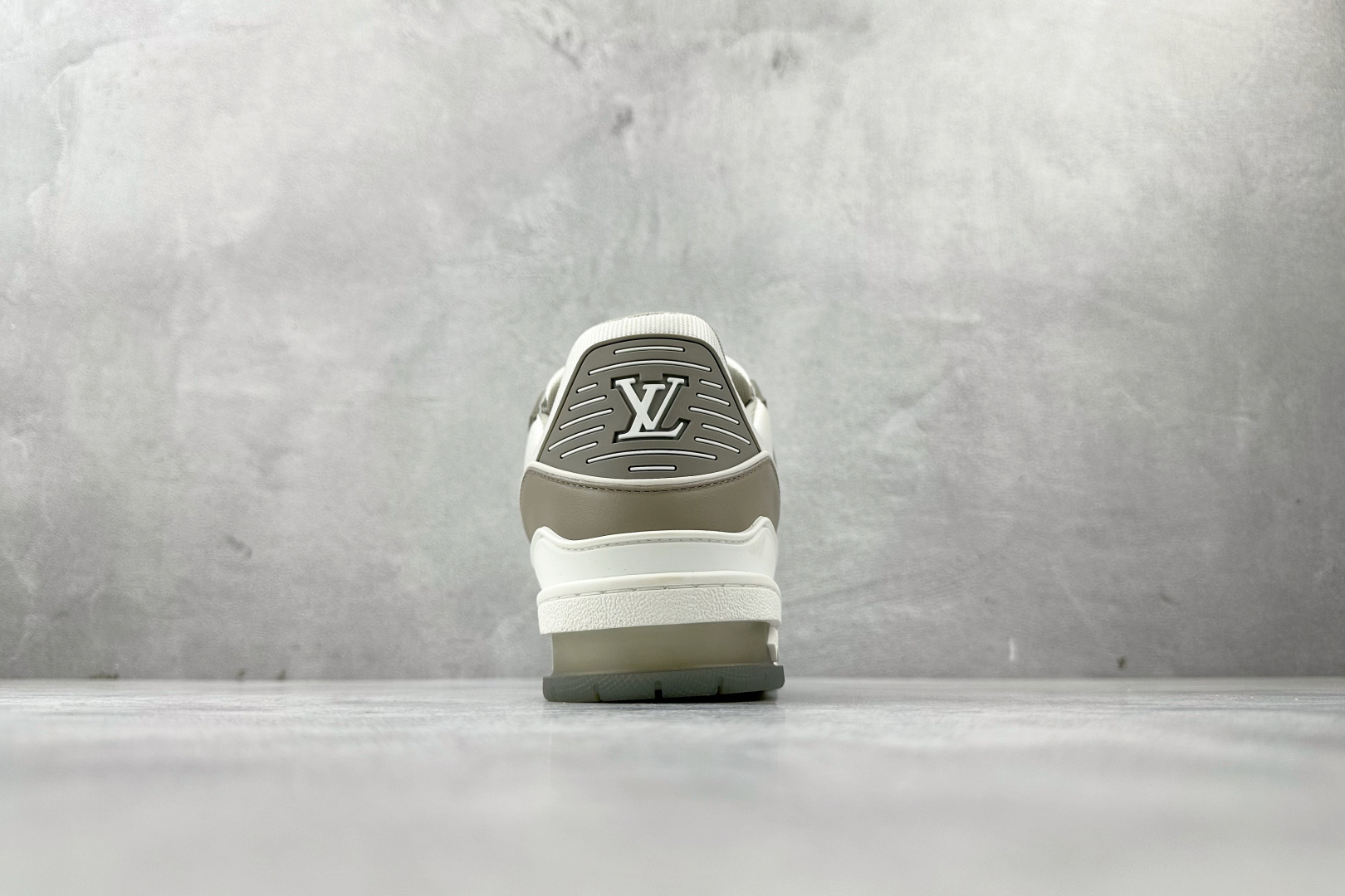 430 LOUIS VUITTTrainer 灰白 全新压花 1A8KB8