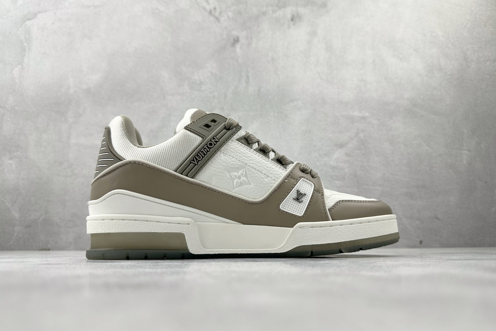 430 LOUIS VUITTTrainer 灰白 全新压花 1A8KB8