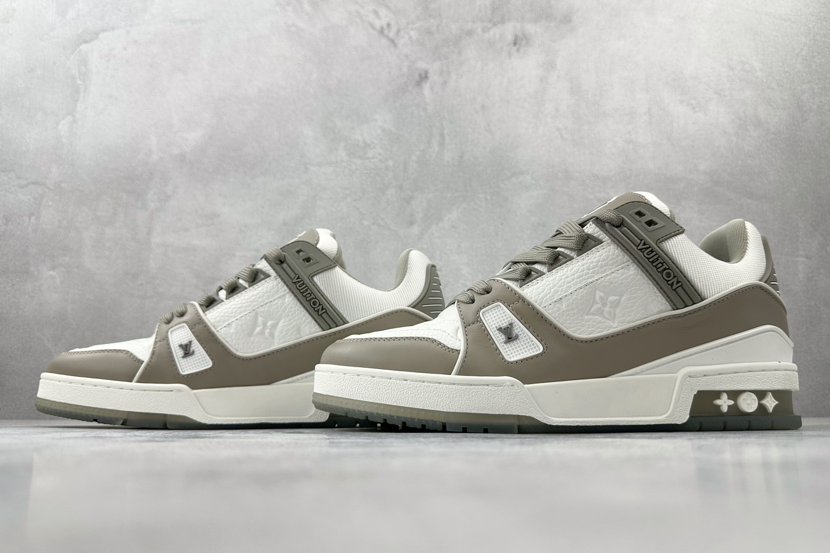 430 LOUIS VUITTTrainer 灰白 全新压花 1A8KB8