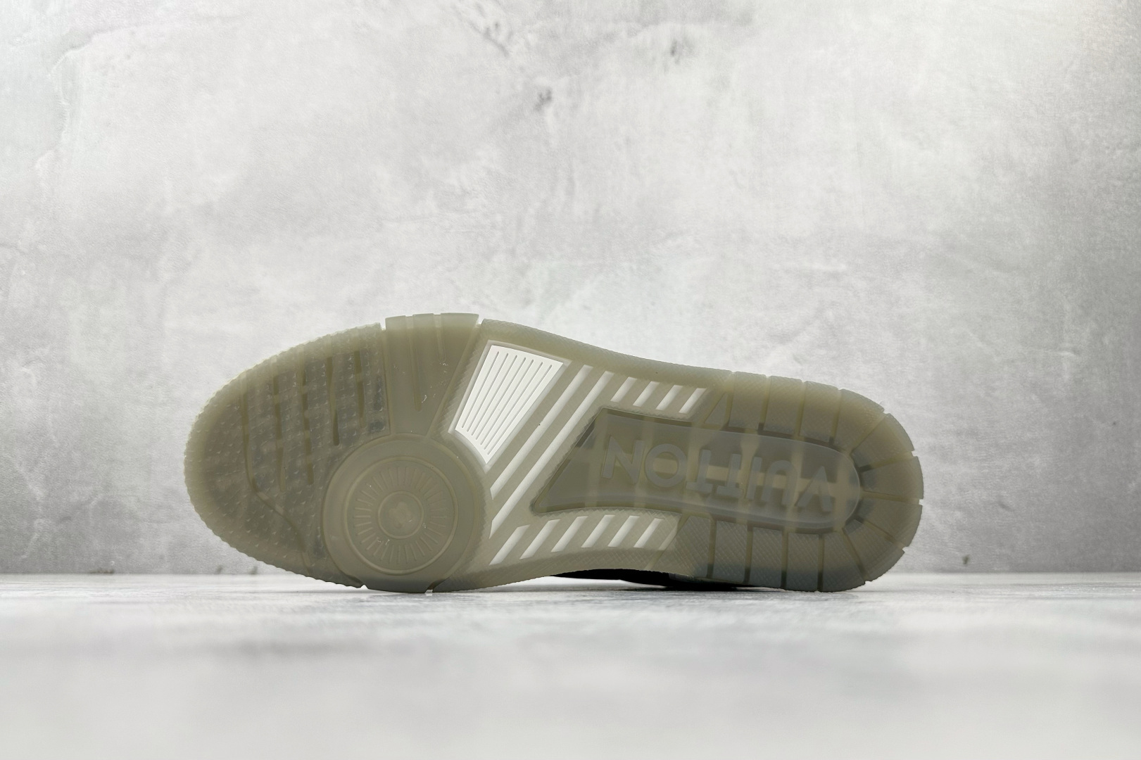 430 LOUIS VUITTTrainer 灰白 全新压花 1A8KB8