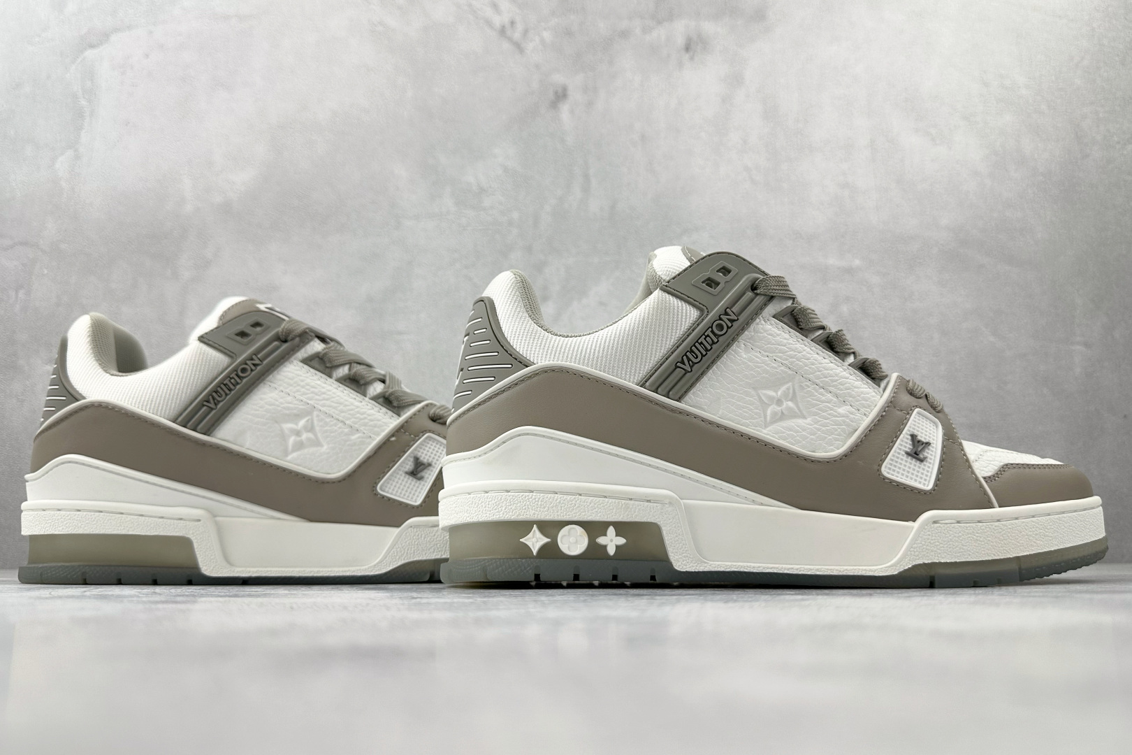 430 LOUIS VUITTTrainer 灰白 全新压花 1A8KB8
