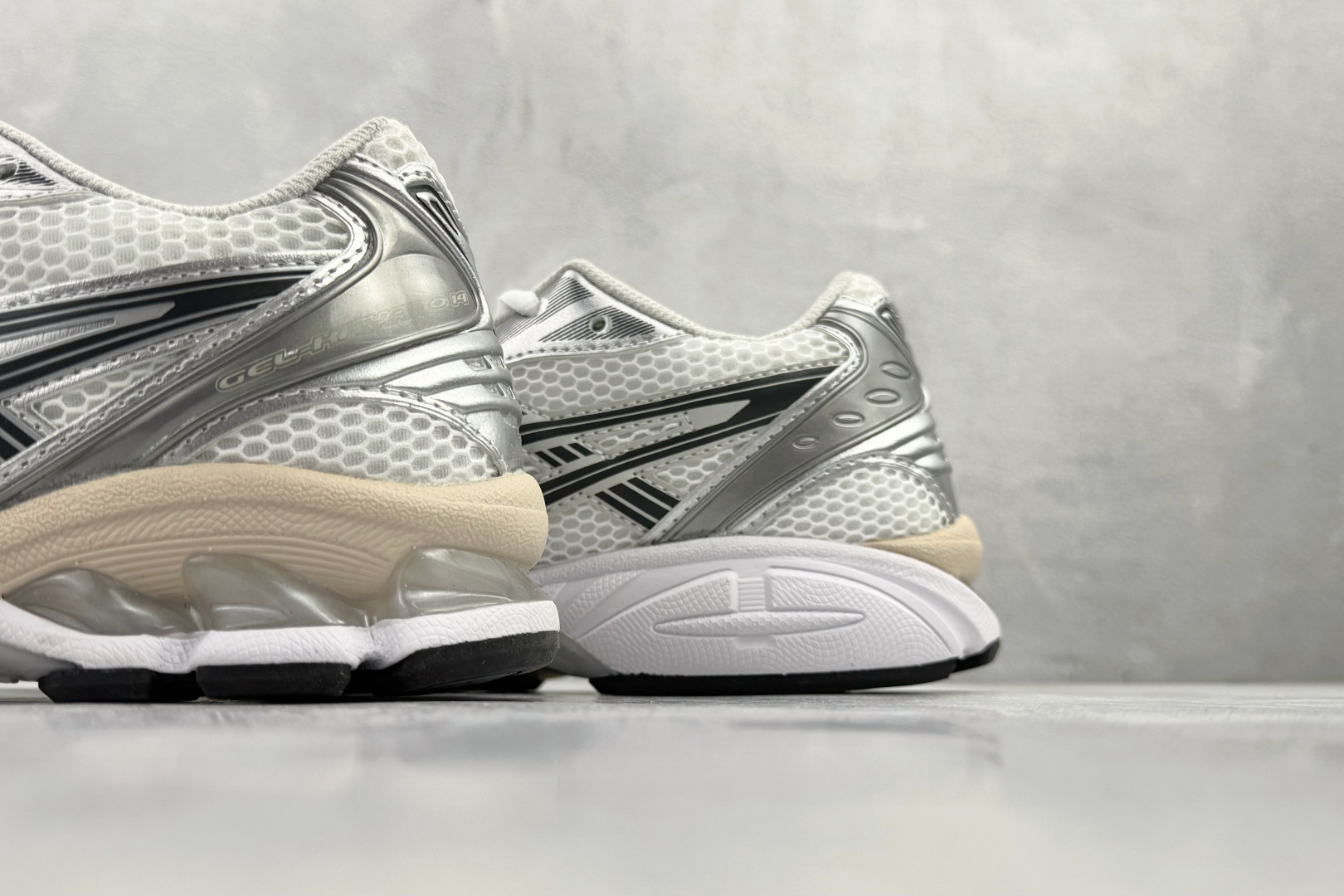 200 ASICS Gel-Kayano 14 银白 1203A537-110