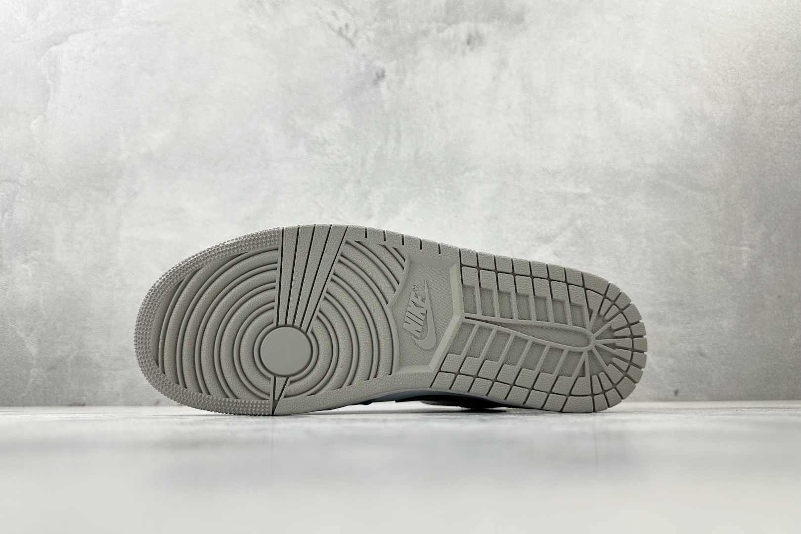 260 Jordan Air Jordan 1 黑白灰 554724-078