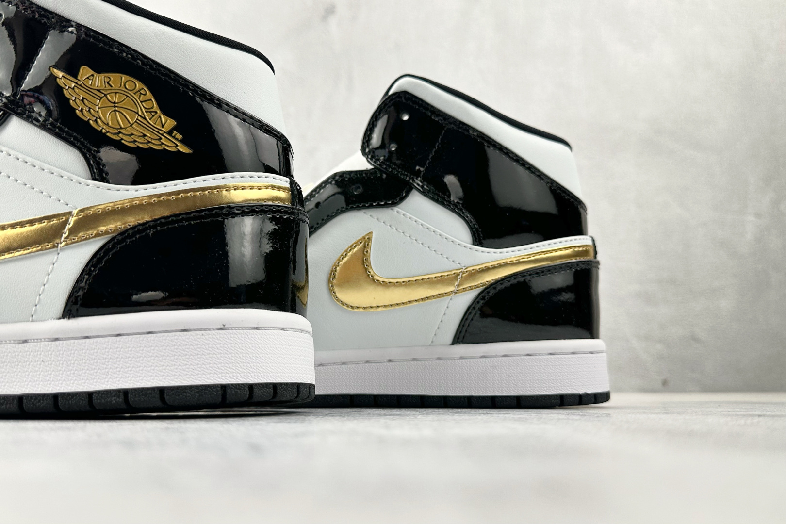 260 Jordan Air Jordan 1 漆皮小黑金 BQ6931-007