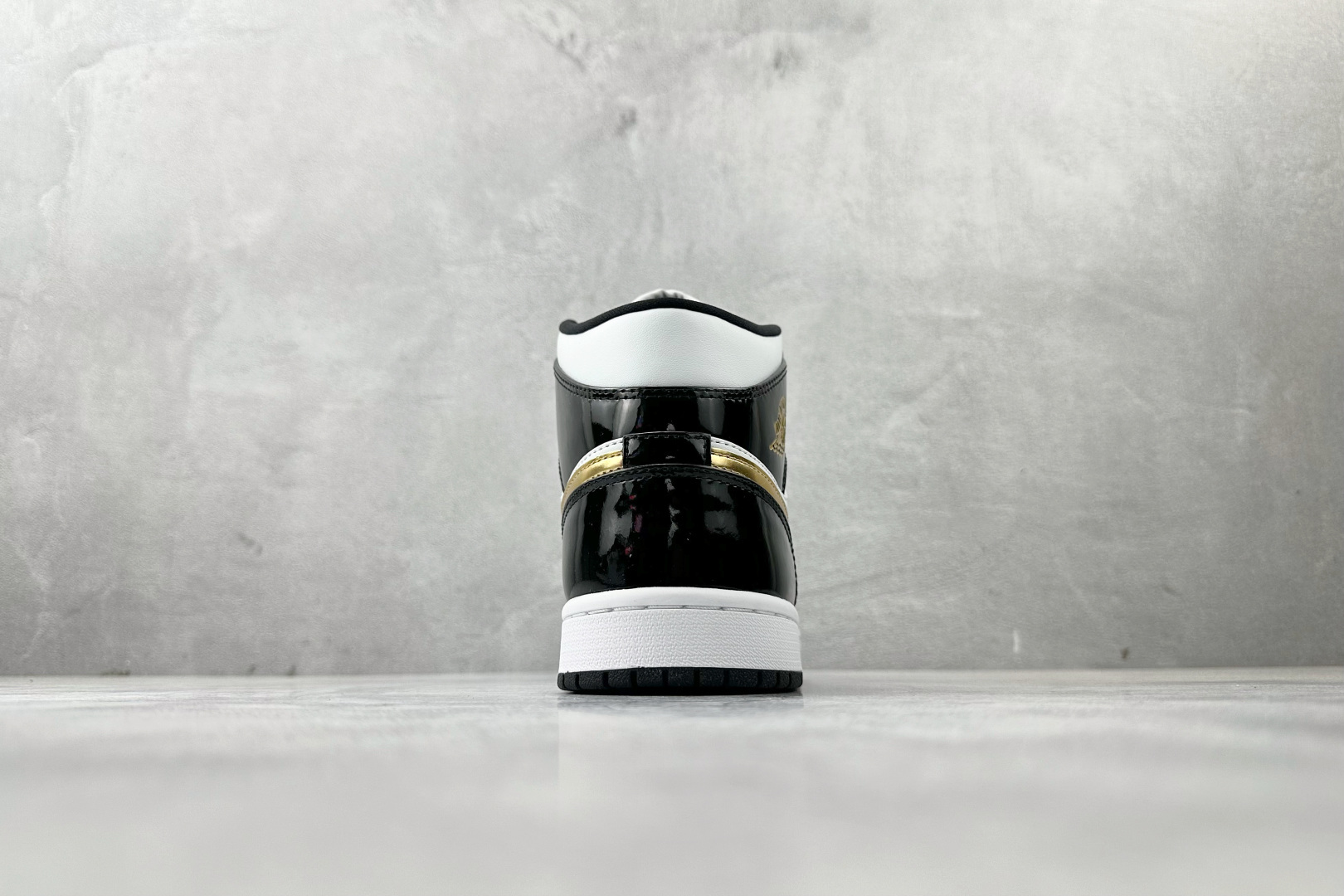 260 Jordan Air Jordan 1 漆皮小黑金 BQ6931-007