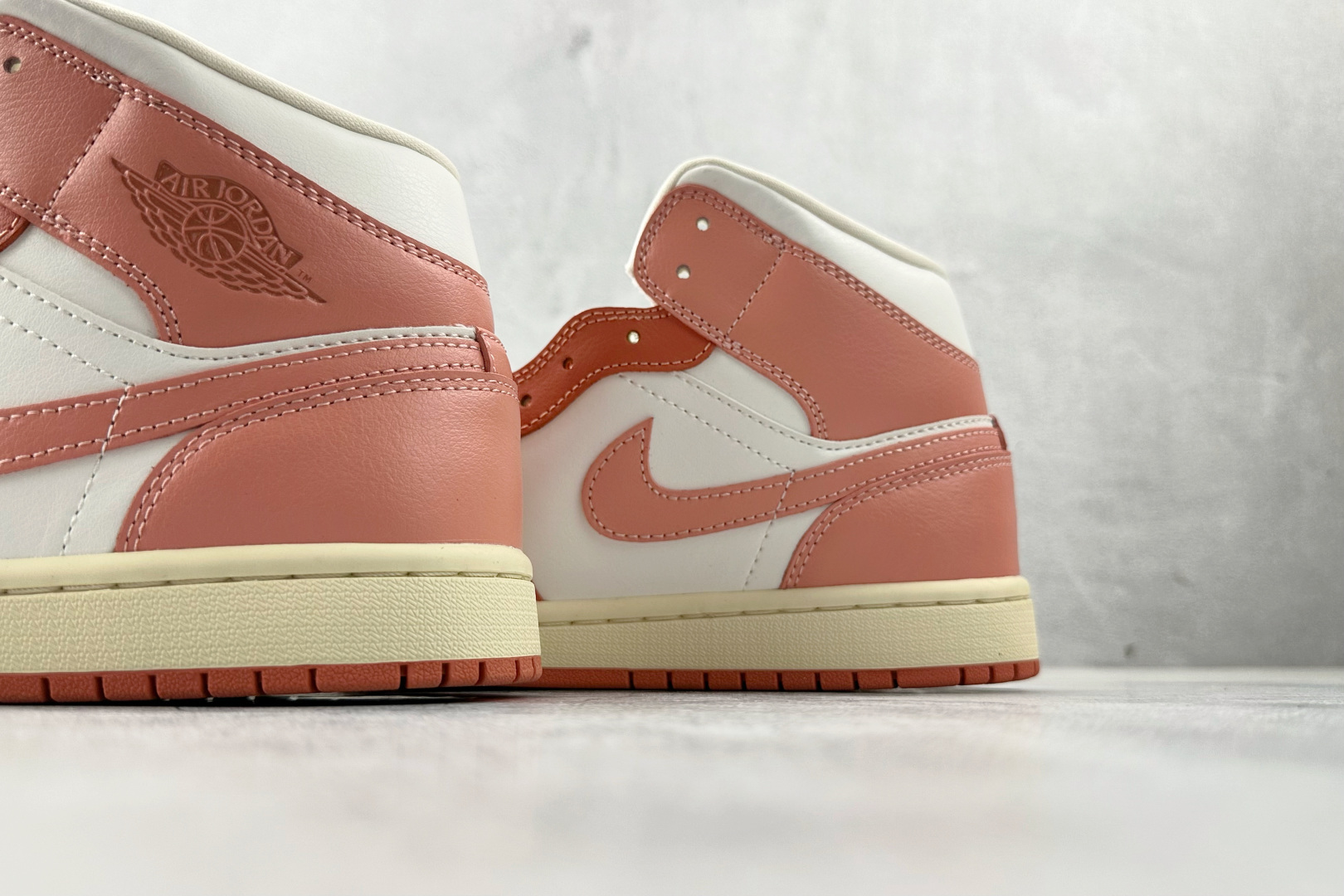 260 Jordan Air Jordan 1 白粉 BQ6472-180