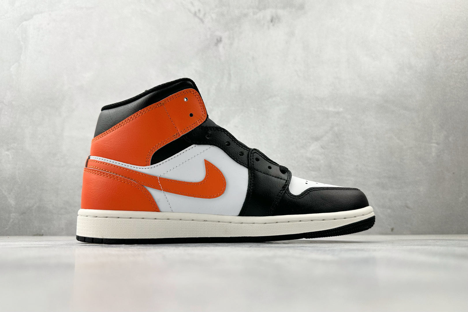 260 Jordan Air Jordan 1 黑白橙 DQ8426-801