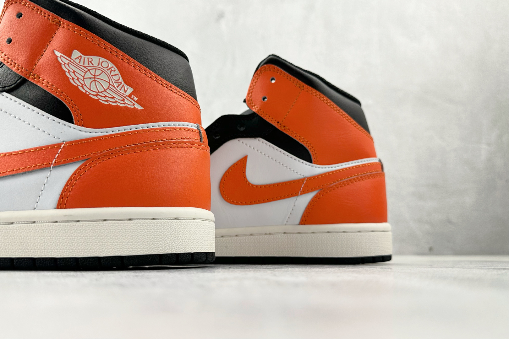 260 Jordan Air Jordan 1 黑白橙 DQ8426-801