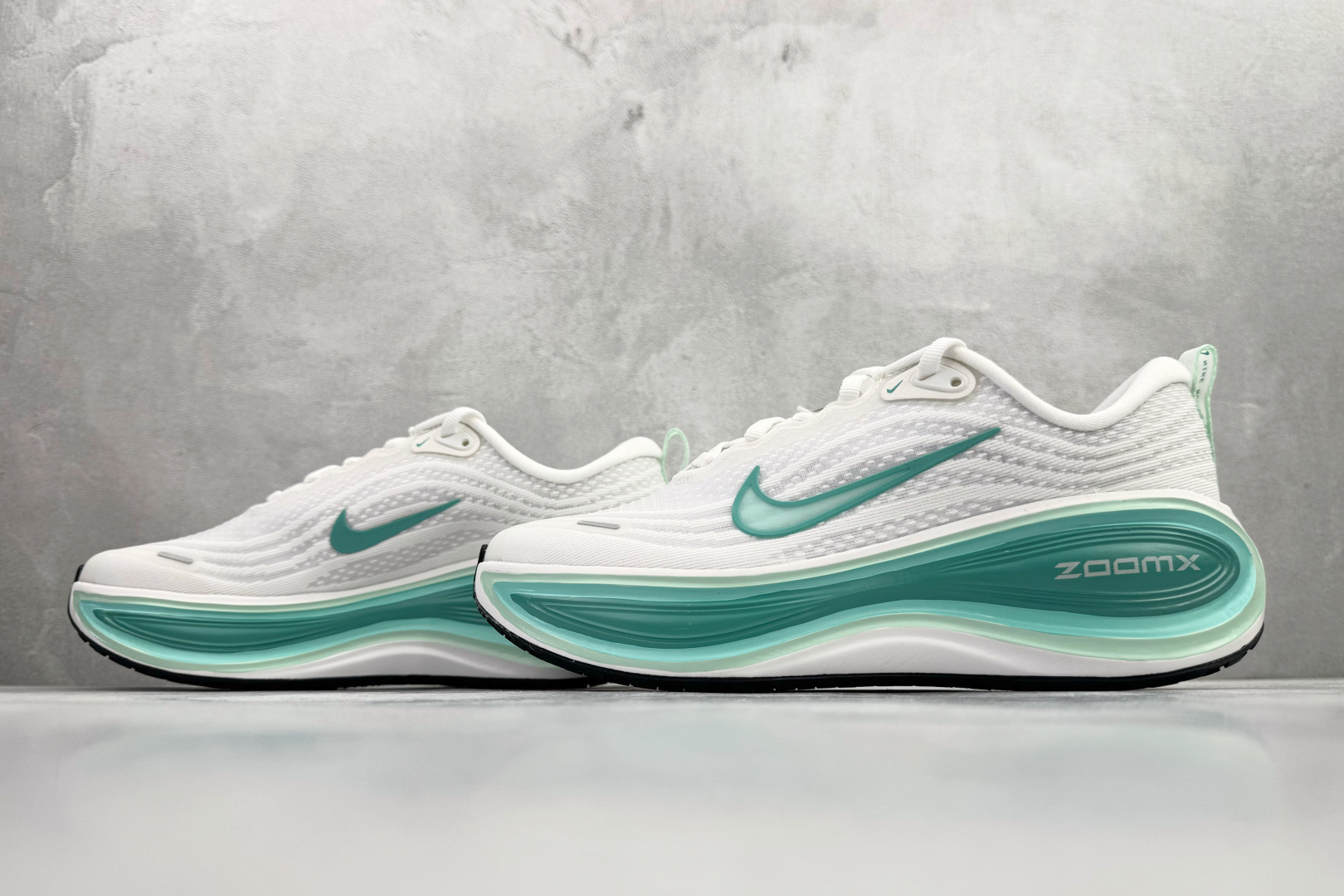 GT 全套数据私模 Nike Vomero Plus 白绿货号：HV8154-100尺码：36 36.5