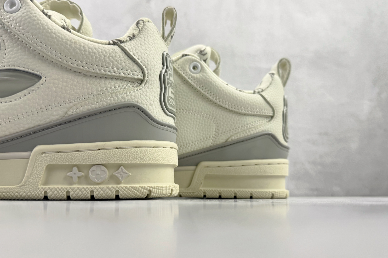 270 LOUIS VUITTSkate 米色 1ADG7P