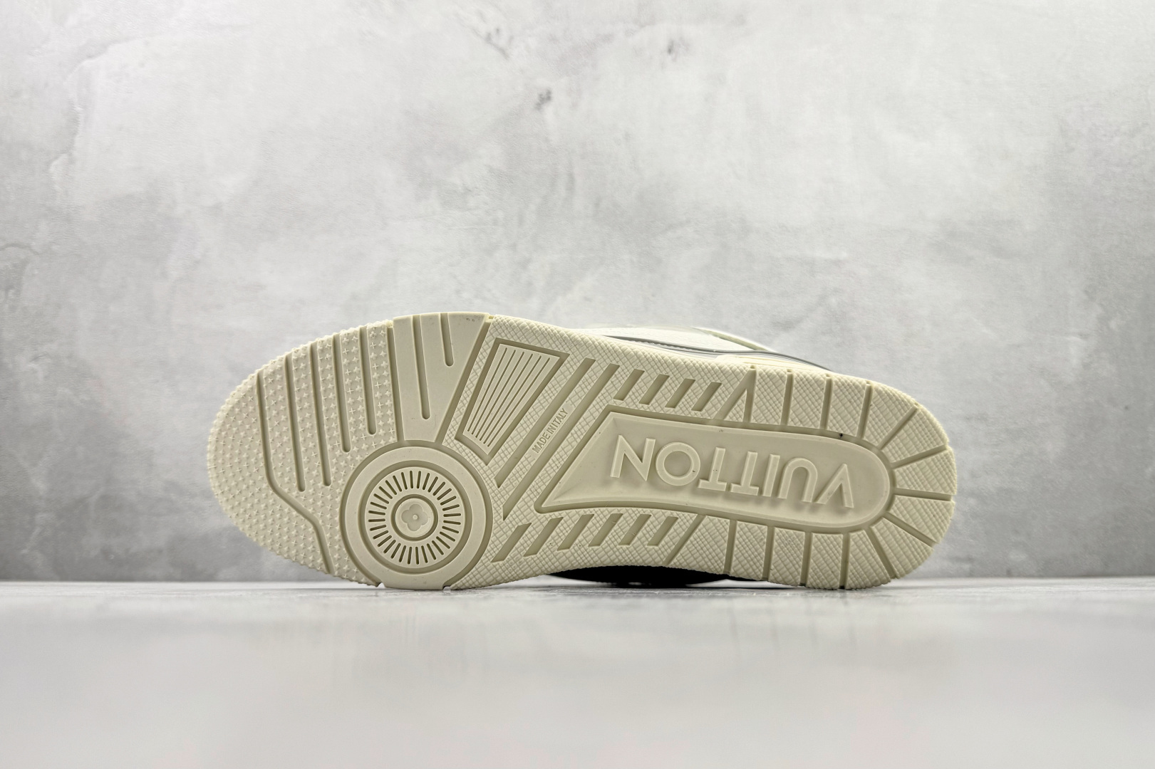 270 LOUIS VUITTSkate 米色 1ADG7P