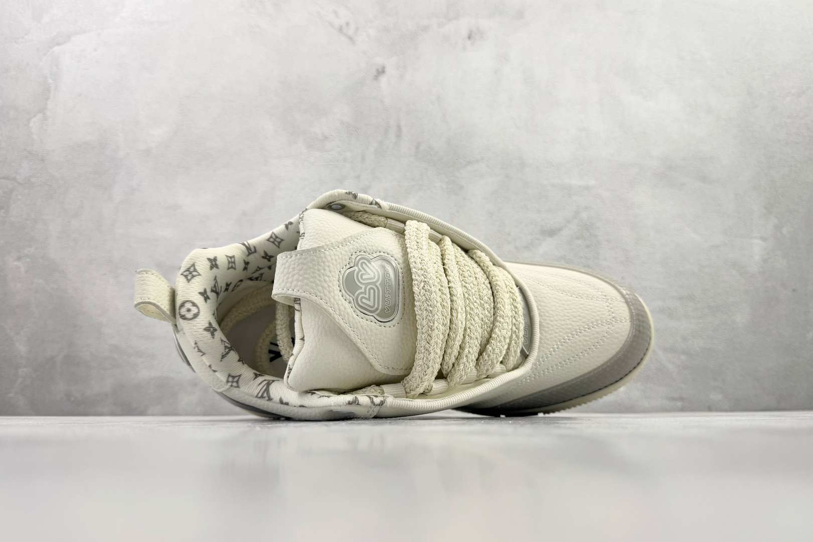 270 LOUIS VUITTSkate 米色 1ADG7P