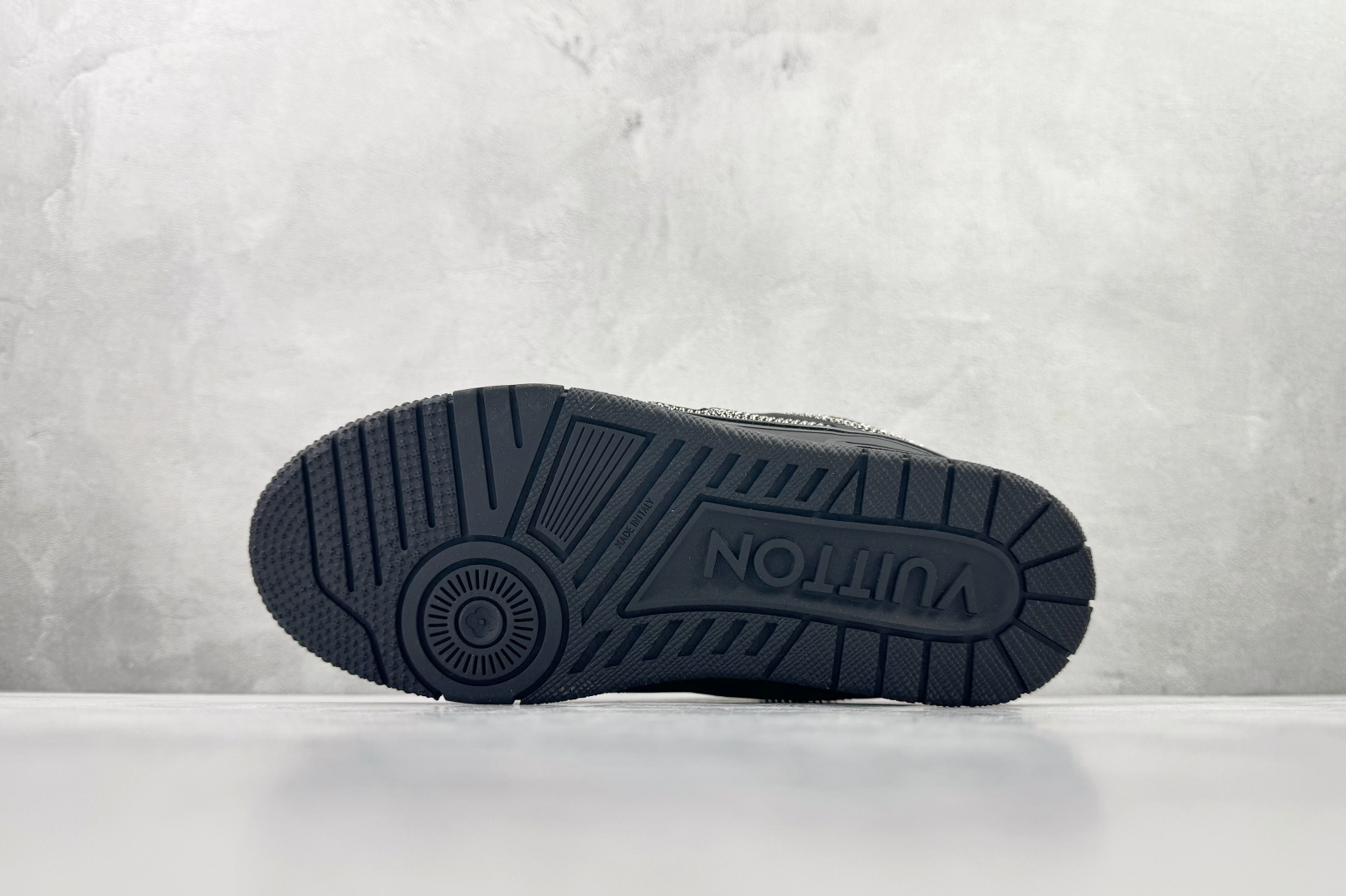 270 LOUIS VUITTSkate 黑色 1ADHHI