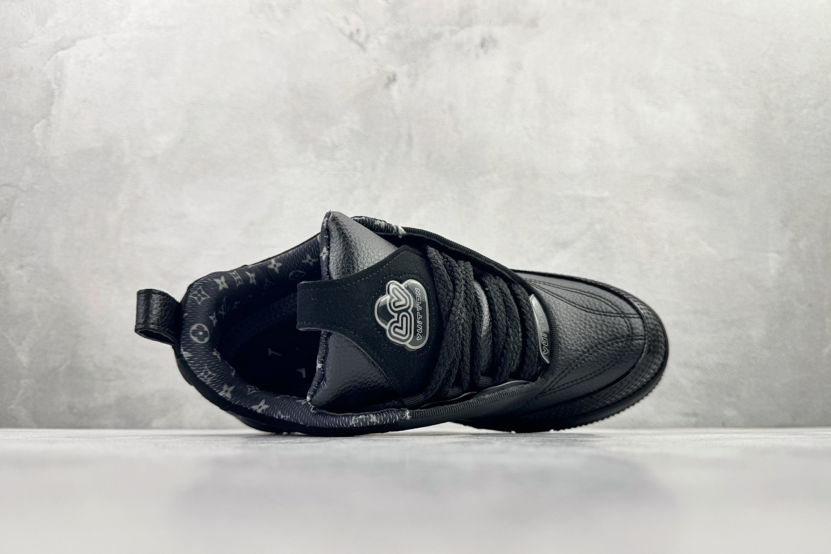 250 LOUIS VUITTSkate 黑色 1ADG87