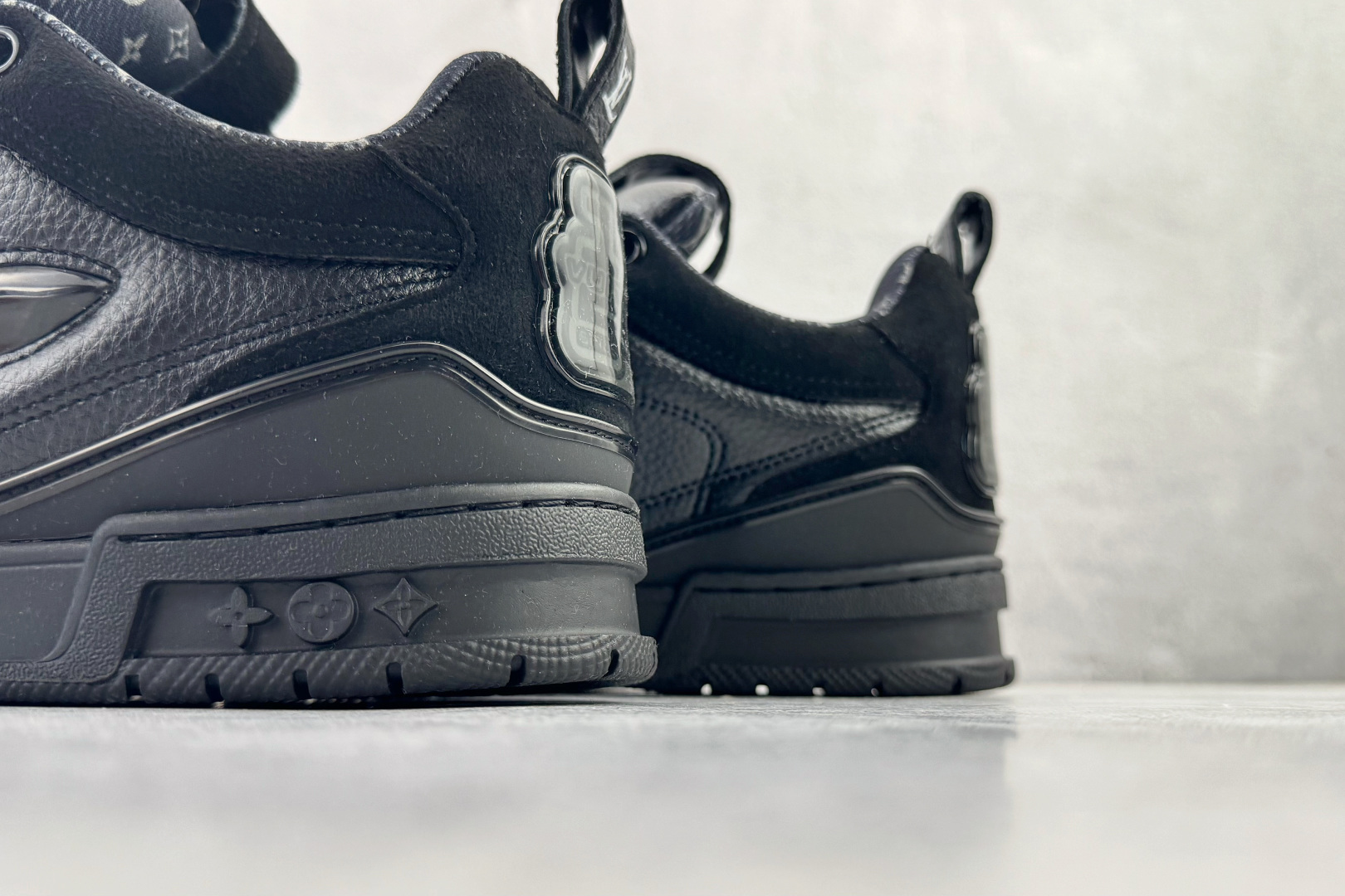 250 LOUIS VUITTSkate 黑色 1ADG87