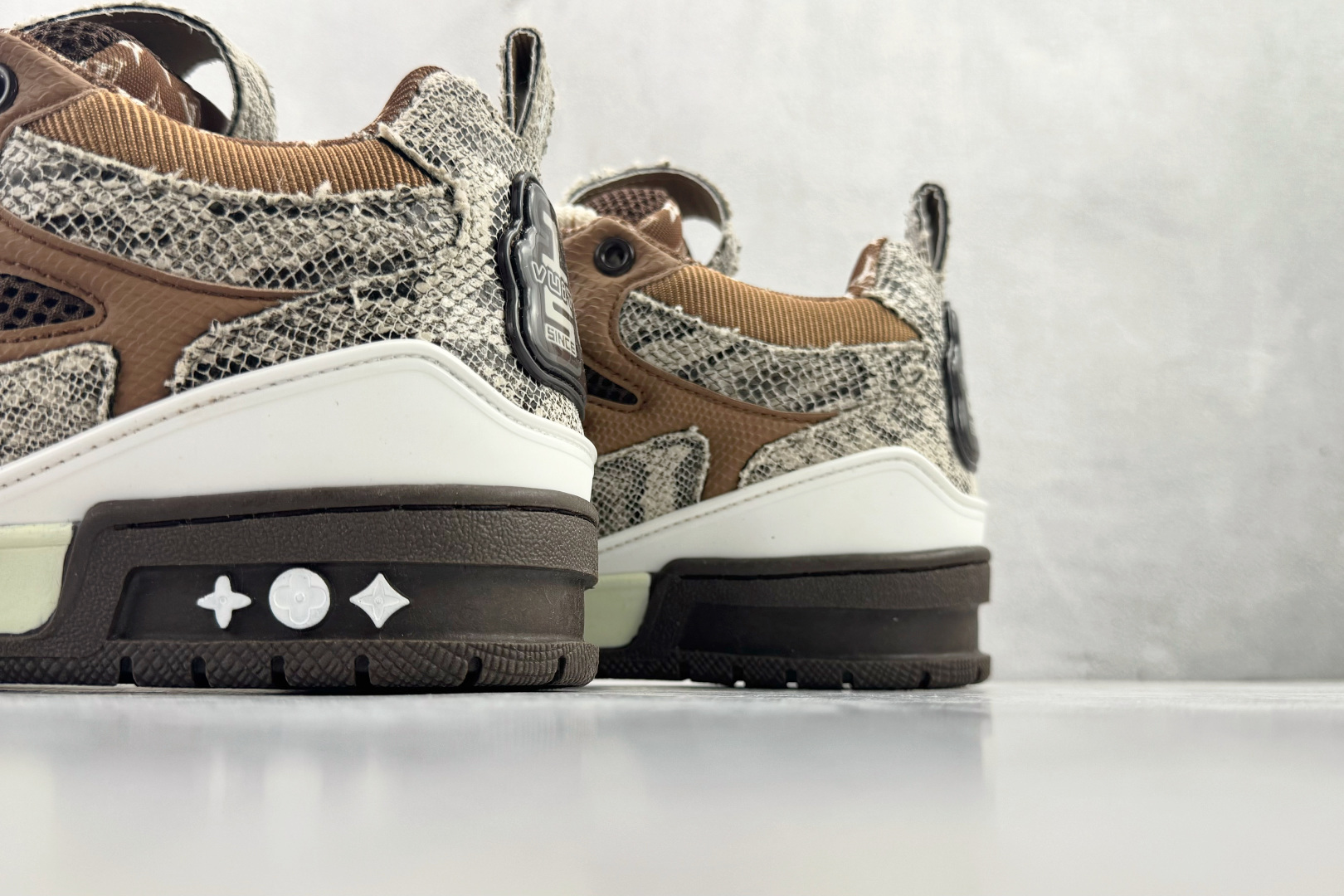 250 LOUIS VUITTSkate 棕色 1ABM