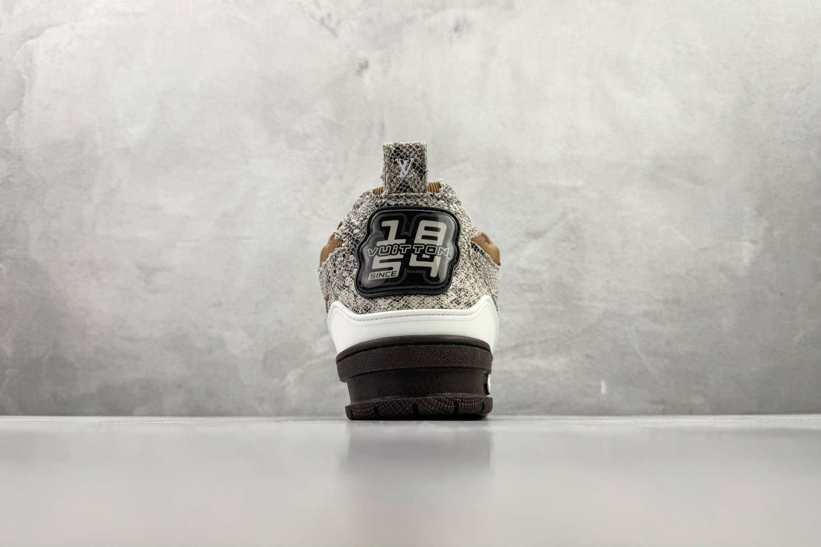 250 LOUIS VUITTSkate 棕色 1ABM