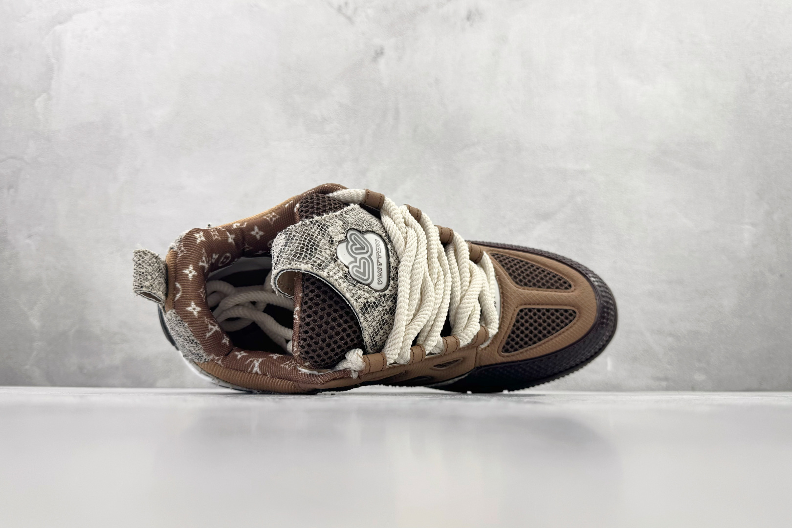 250 LOUIS VUITTSkate 棕色 1ABM