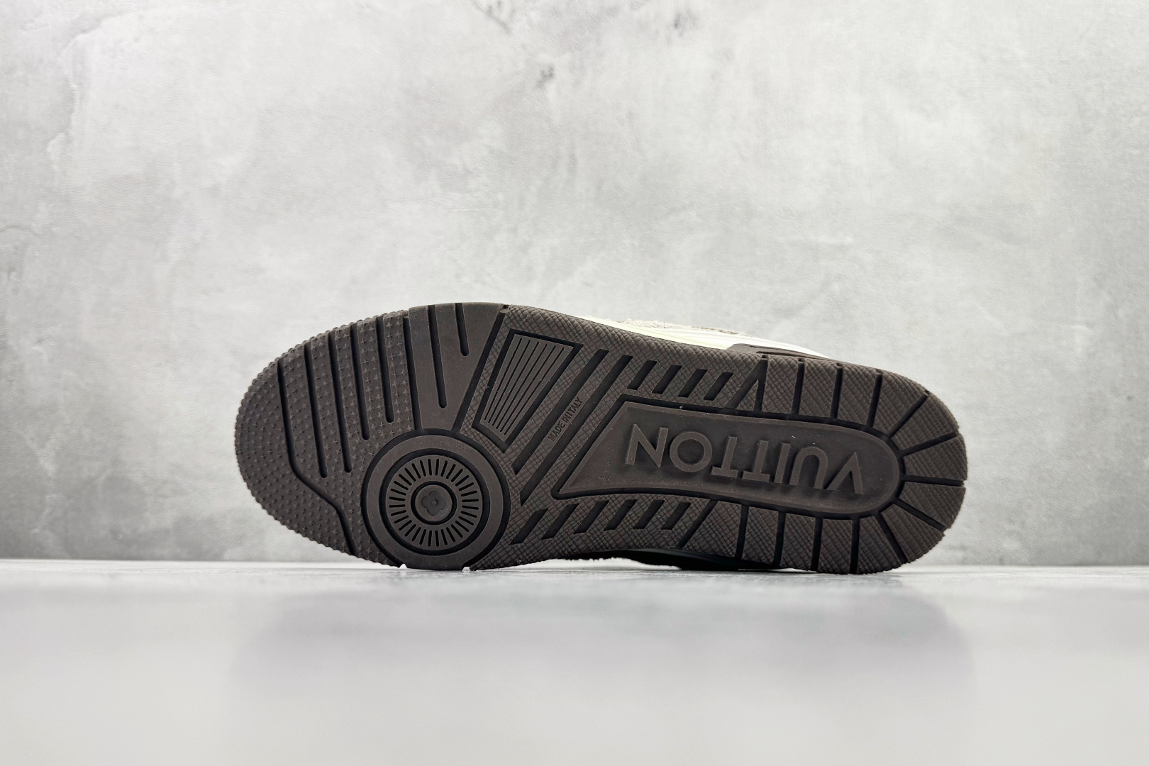 250 LOUIS VUITTSkate 棕色 1ABM