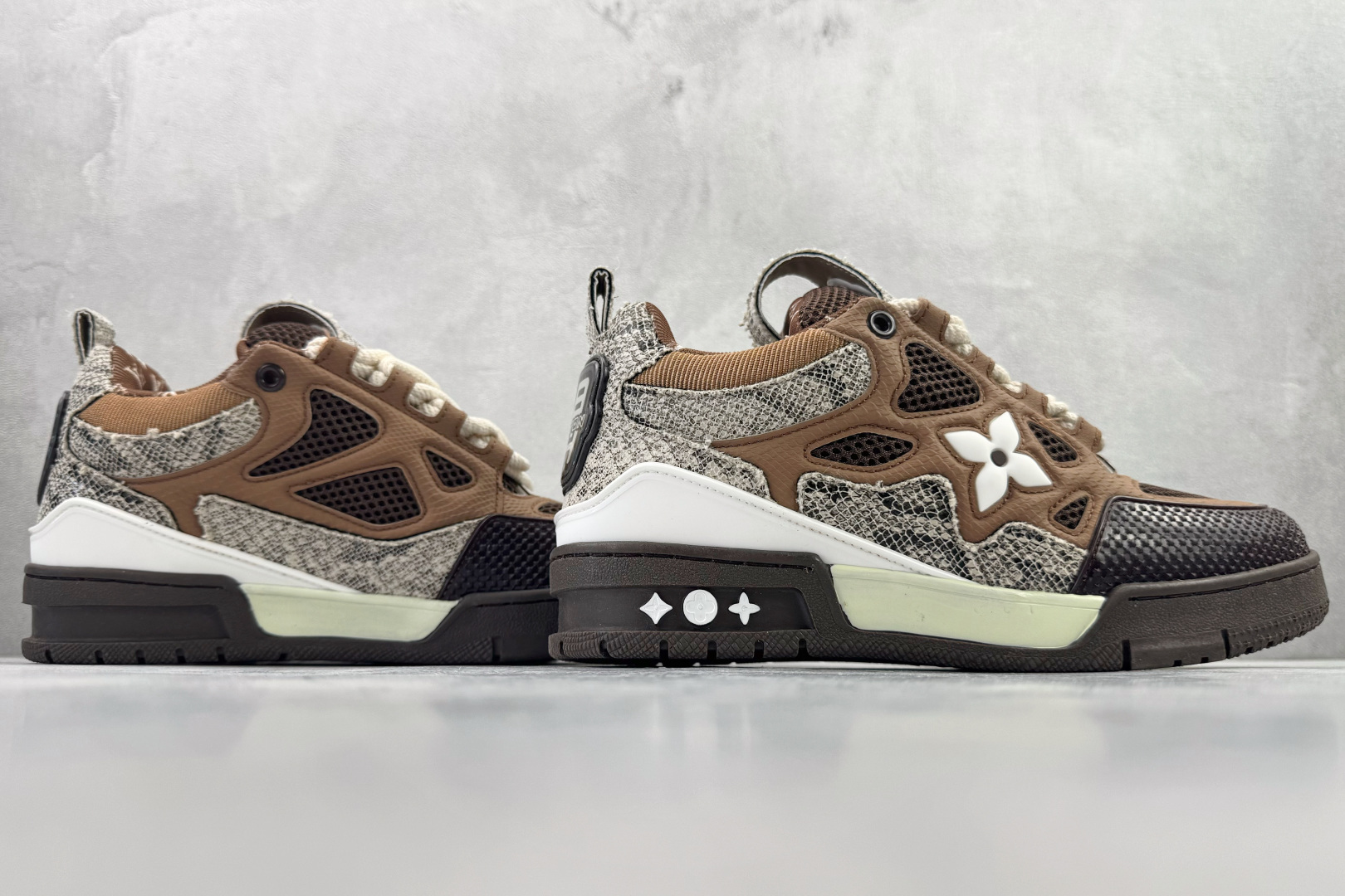 250 LOUIS VUITTSkate 棕色 1ABM