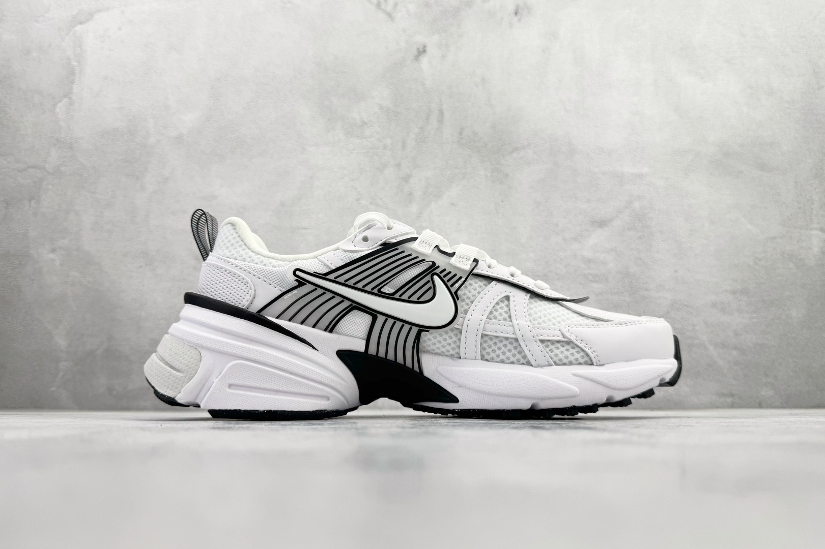 230 Nike V2K Run 白黑 HF5342-100