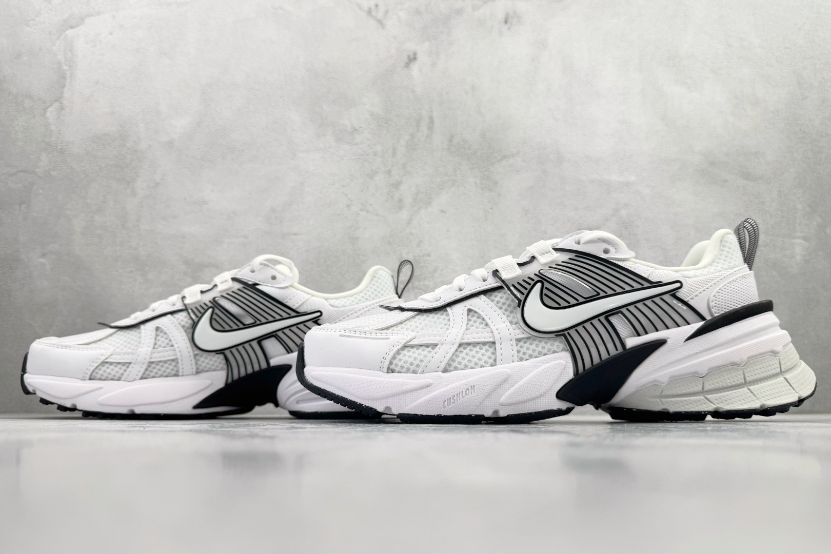 230 Nike V2K Run 白黑 HF5342-100