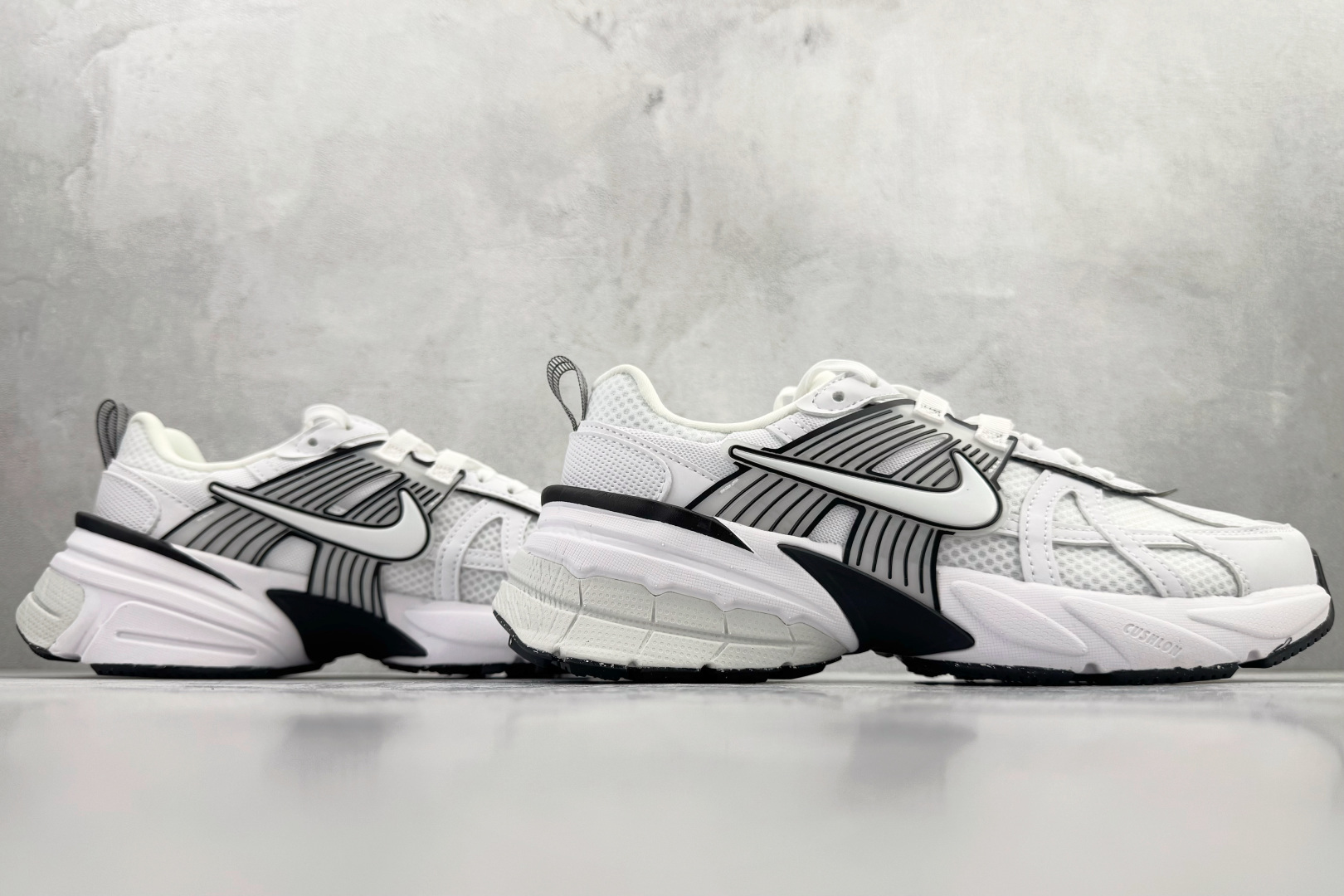 230 Nike V2K Run 白黑 HF5342-100