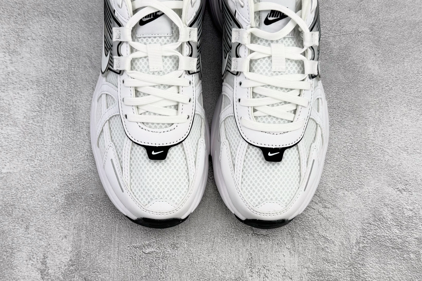 230 Nike V2K Run 白黑 HF5342-100